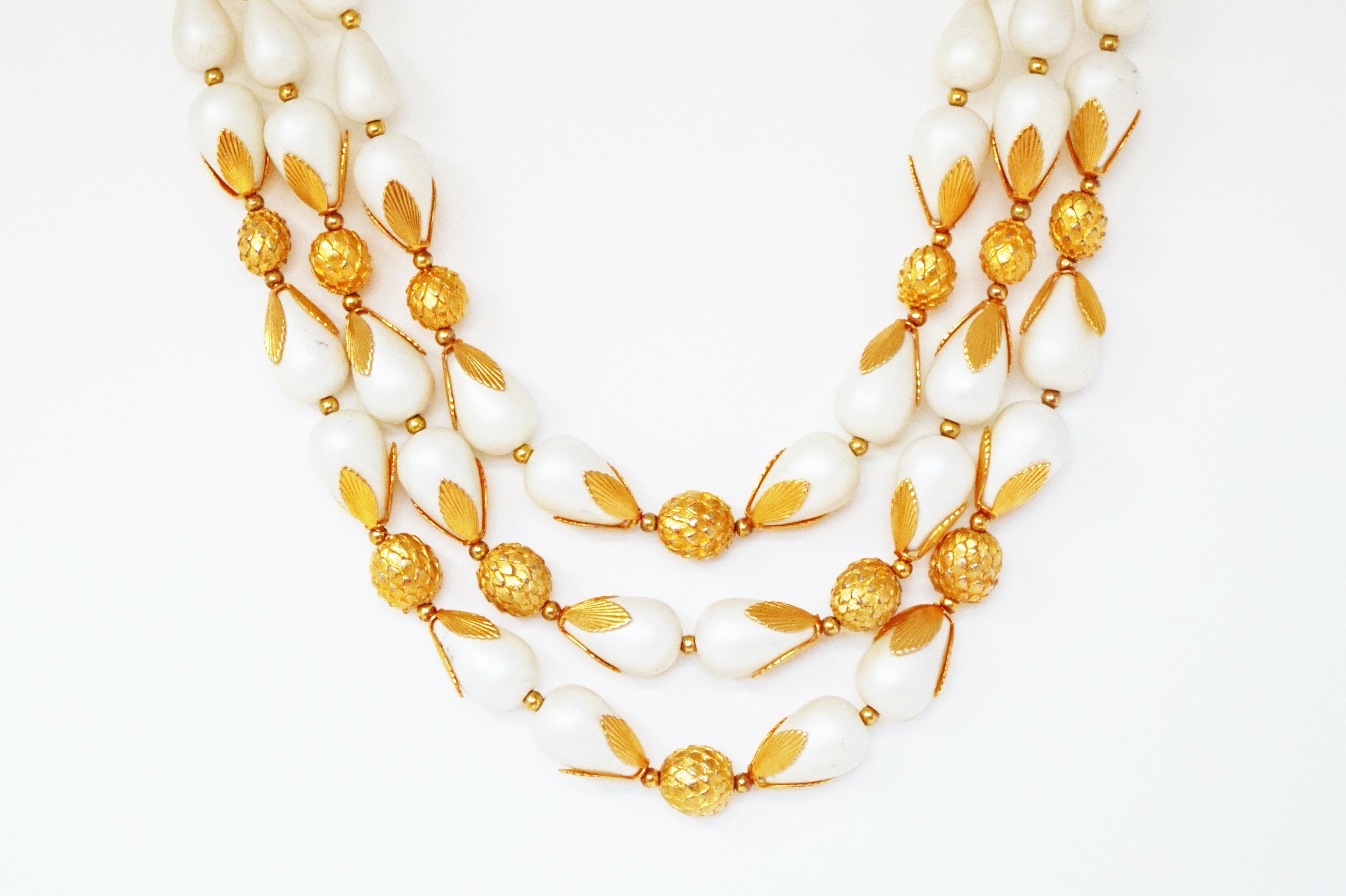 Vergoldete dreireihige Trachten-Halskette von Deauville, signiert, um 1950 (Moderne) im Angebot