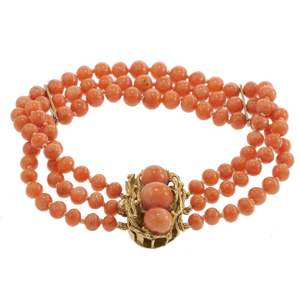 Taille cabochon Bracelet triple brin en corail naturel avec fermoir en or jaune 14KT fait à la main en vente
