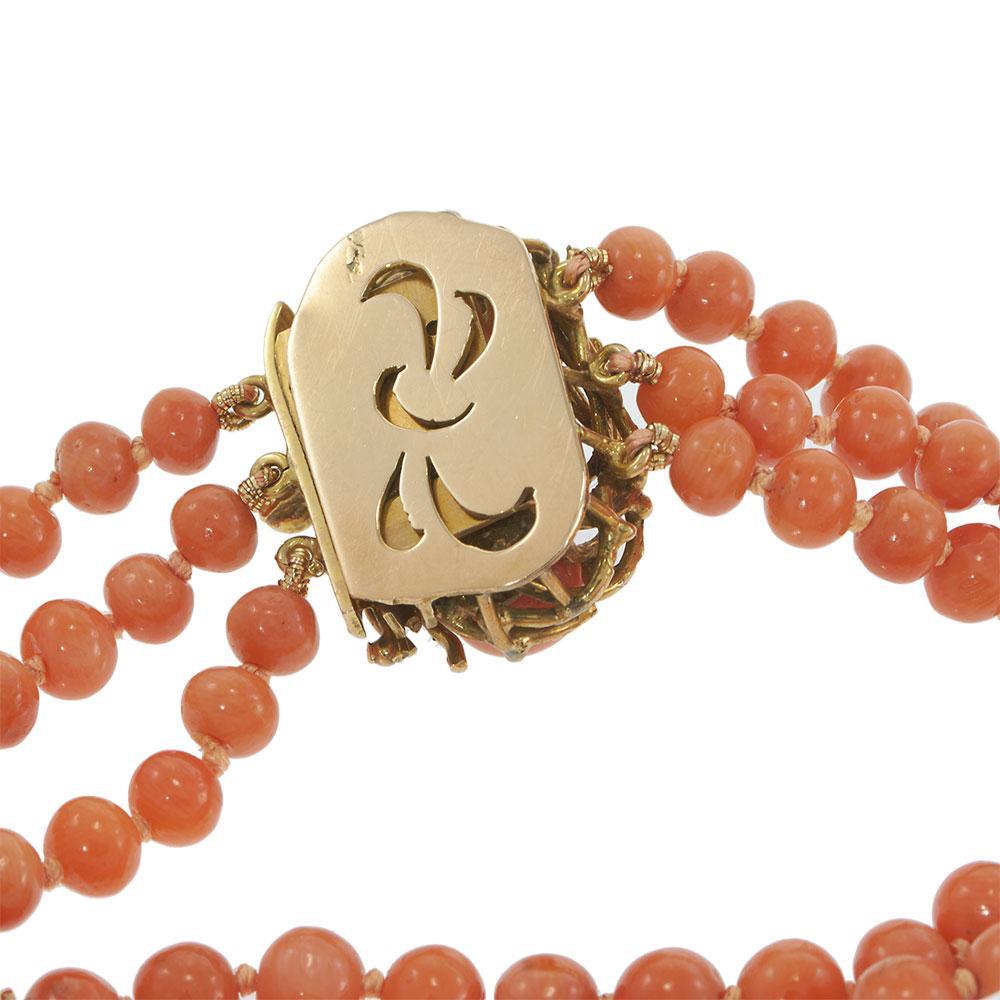 Bracelet triple brin en corail naturel avec fermoir en or jaune 14KT fait à la main Bon état - En vente à New York, NY