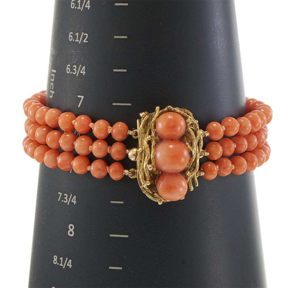 Bracelet triple brin en corail naturel avec fermoir en or jaune 14KT fait à la main en vente 1