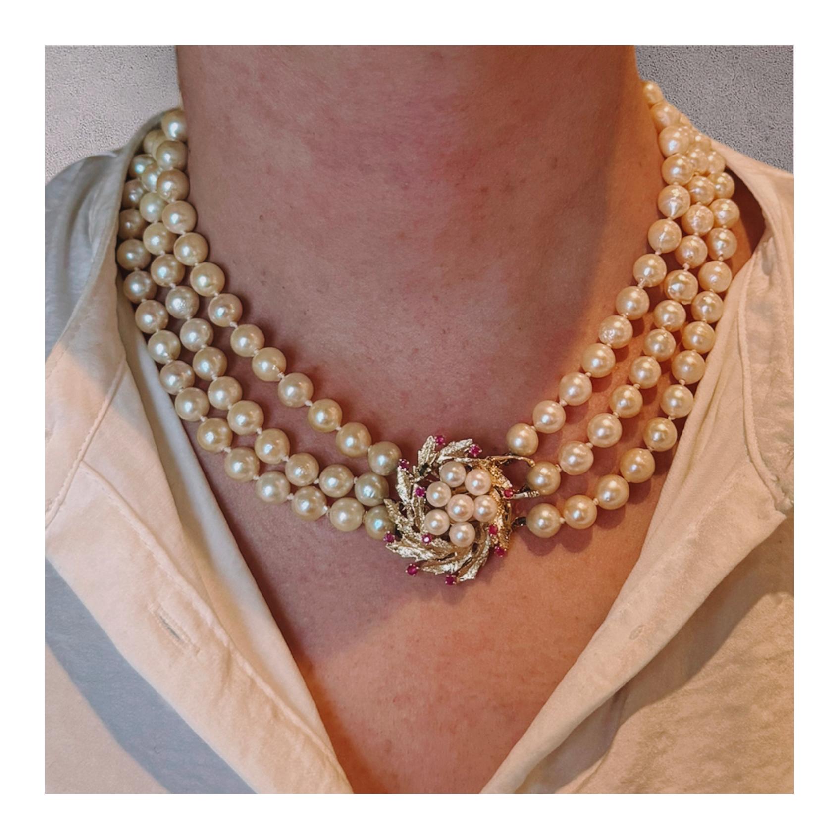 Triple-Strand Pearl Necklace In Good Condition For Sale In Beverly Hills, CA