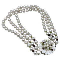 Collar de perlas de tres vueltas con granate y peridoto en cierre de flor MOP grande
