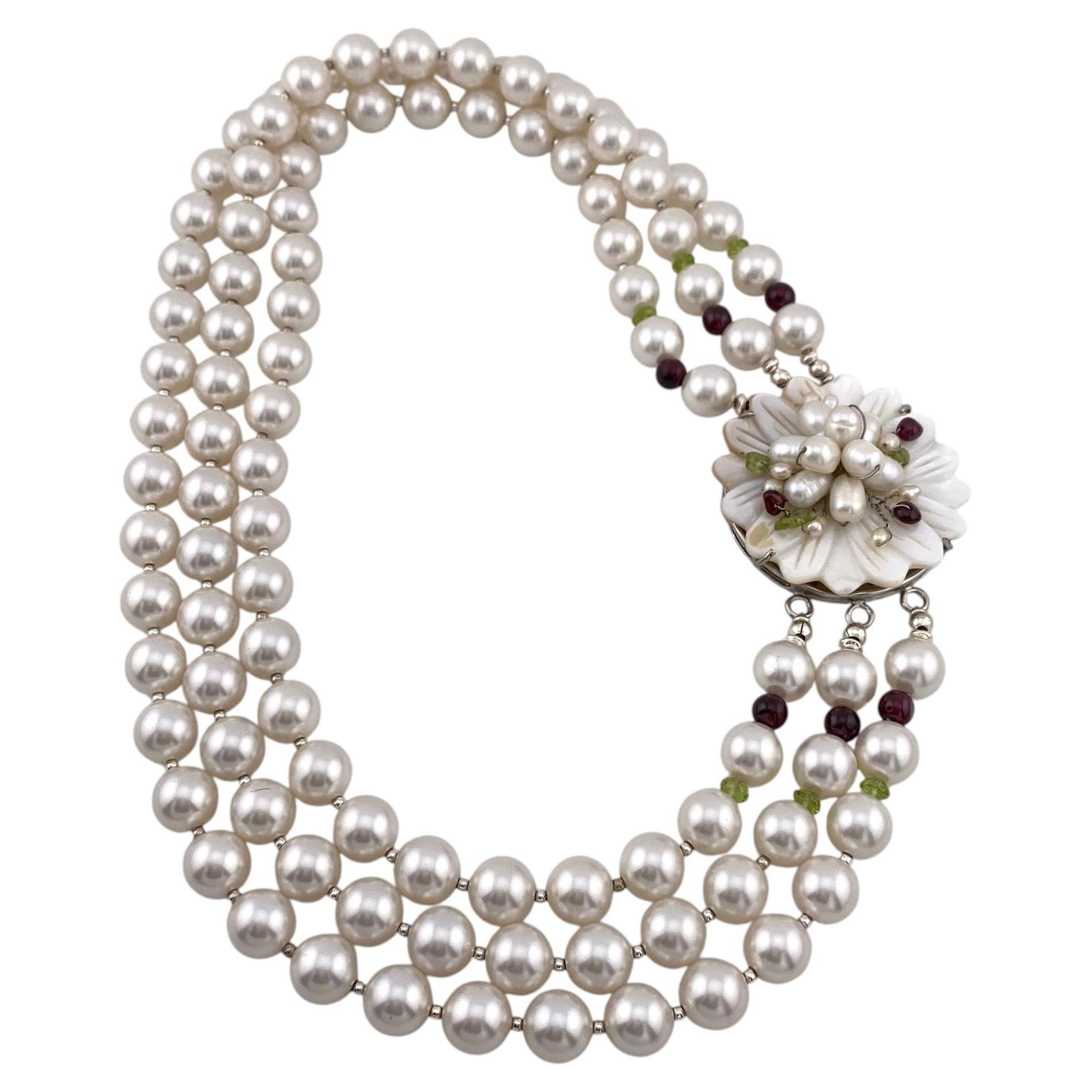 Dreistrangige Perlenkette mit Granat und Peridot an großer MOP-Blumenschließe