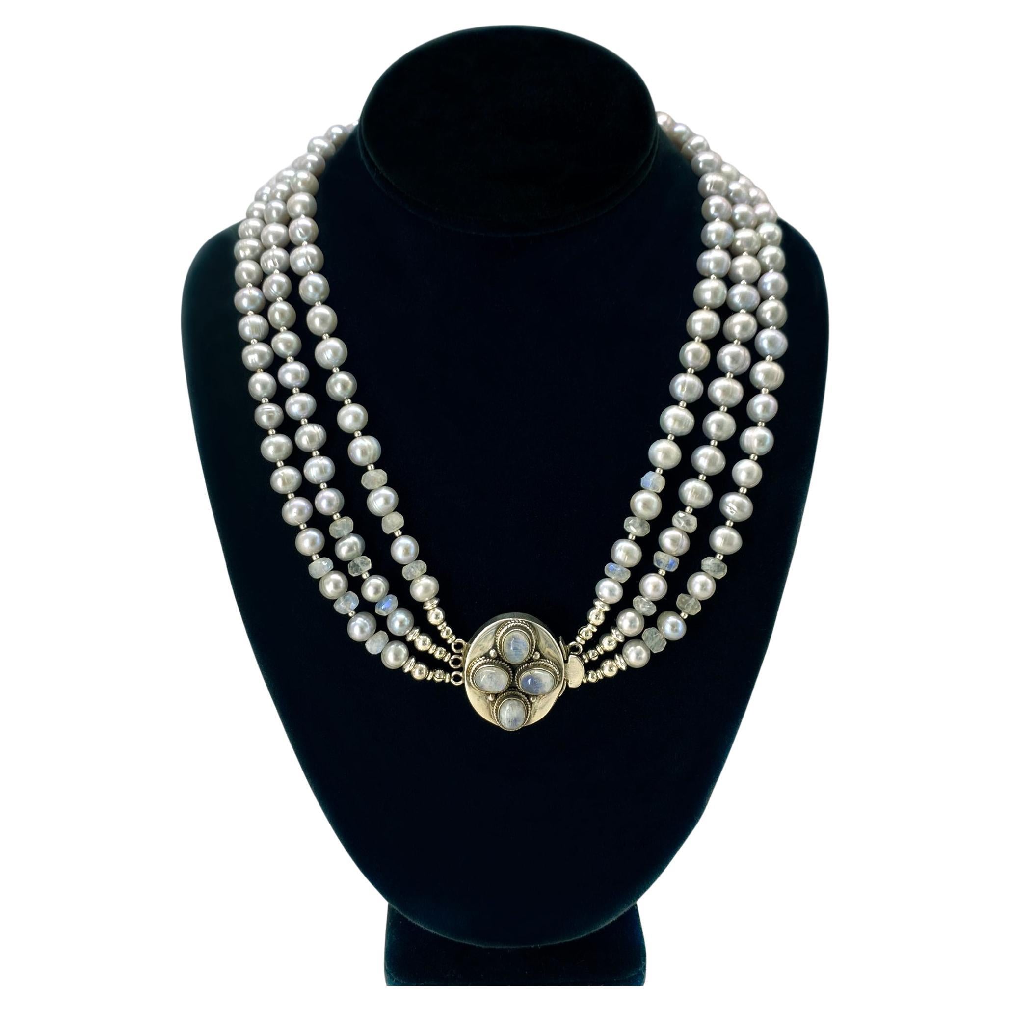 Collier de perles à trois brins avec fermoir en forme de boîte en bijou