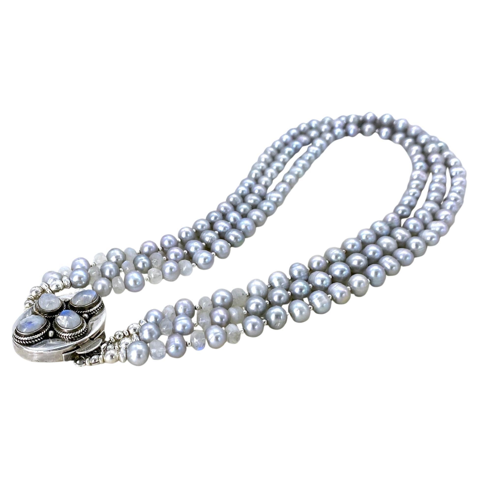 Artisan Collier de perles à trois brins avec fermoir en forme de boîte en bijou en vente