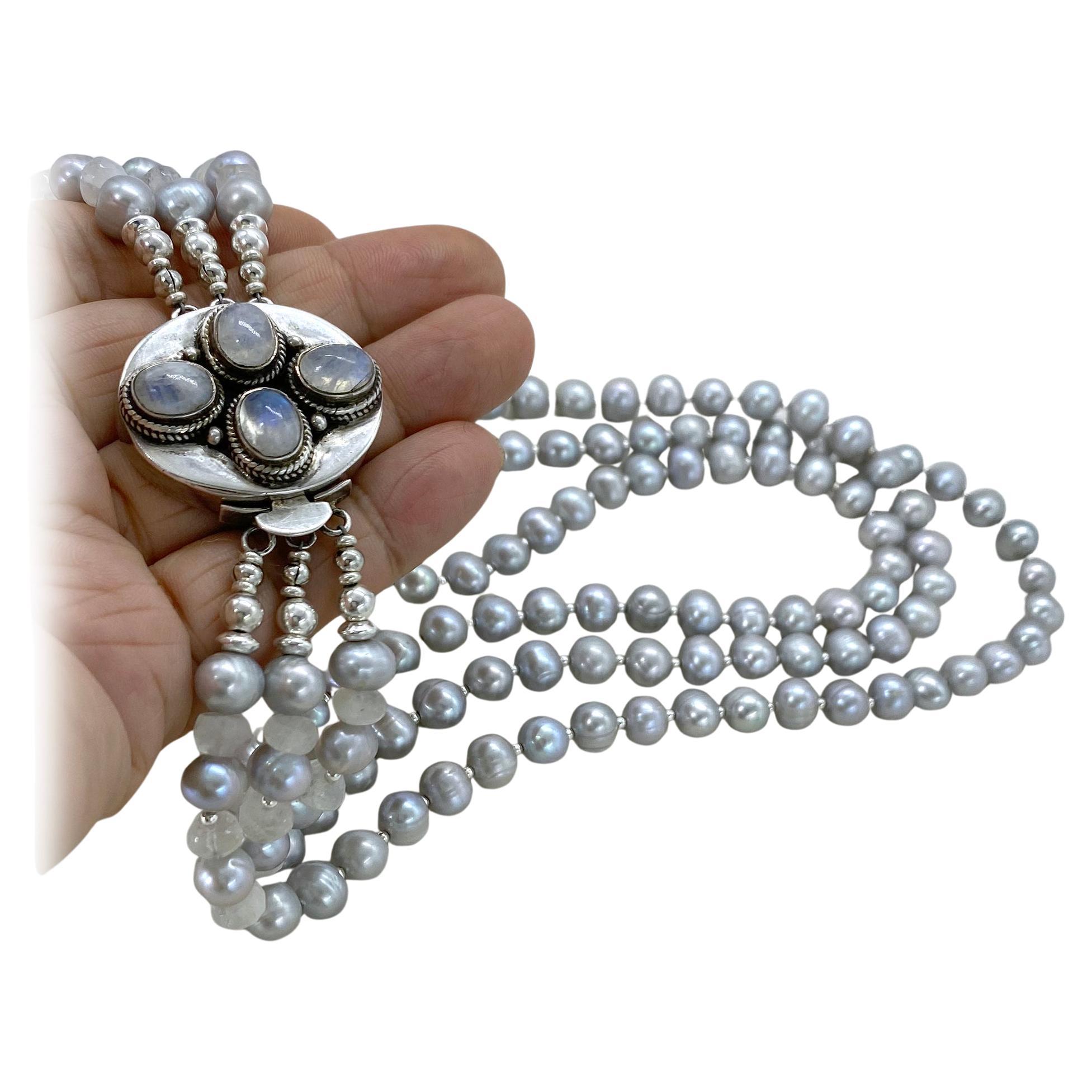 Perle Collier de perles à trois brins avec fermoir en forme de boîte en bijou en vente