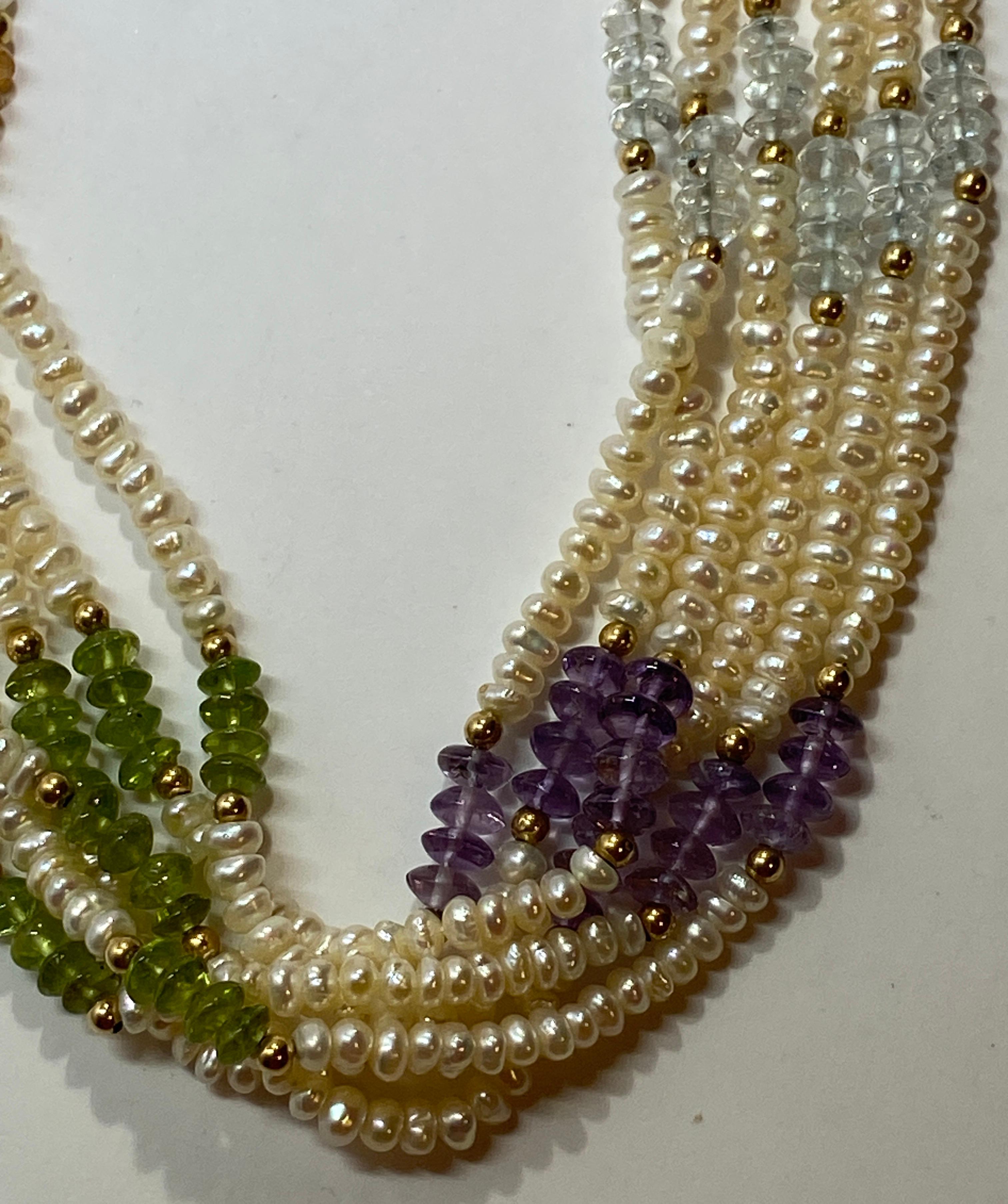 Dreireihige Perlen-Halskette mit Halbedelsteinen und Goldbeschlägen im Angebot 6