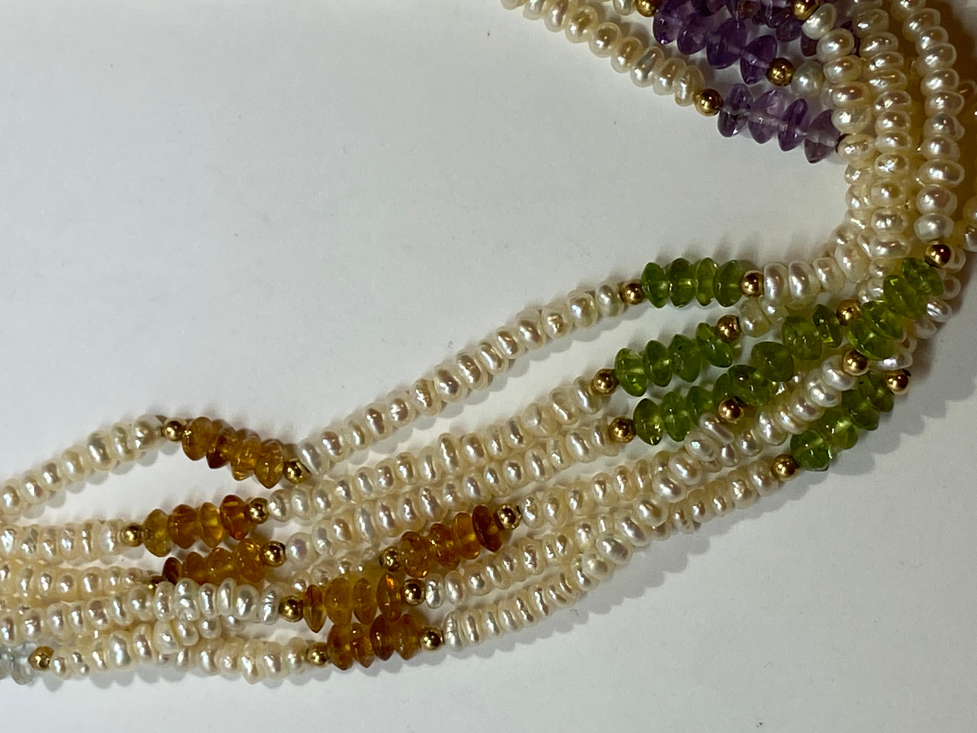 Dreireihige Perlen-Halskette mit Halbedelsteinen und Goldbeschlägen für Damen oder Herren im Angebot