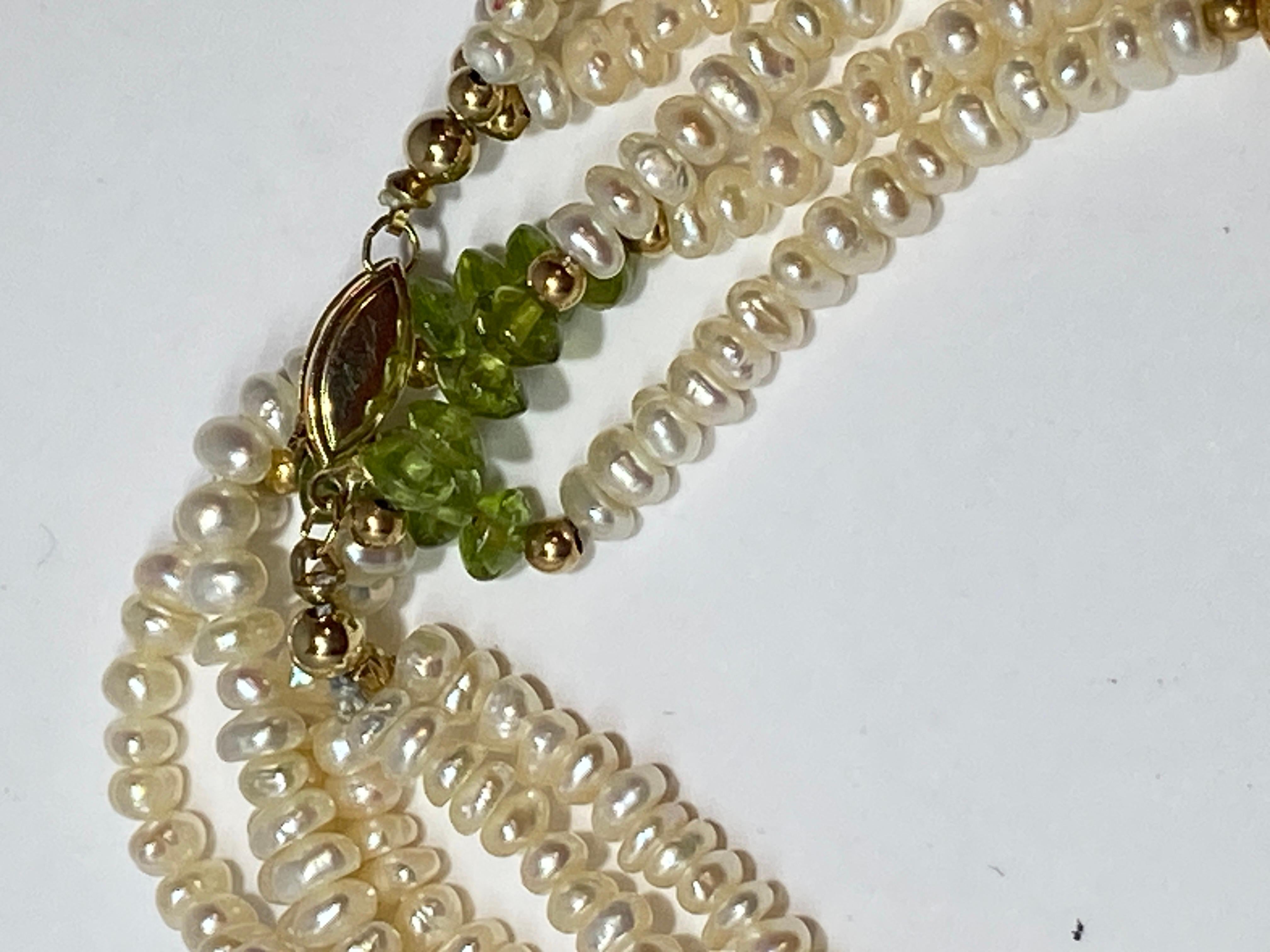 Dreireihige Perlen-Halskette mit Halbedelsteinen und Goldbeschlägen im Angebot 3