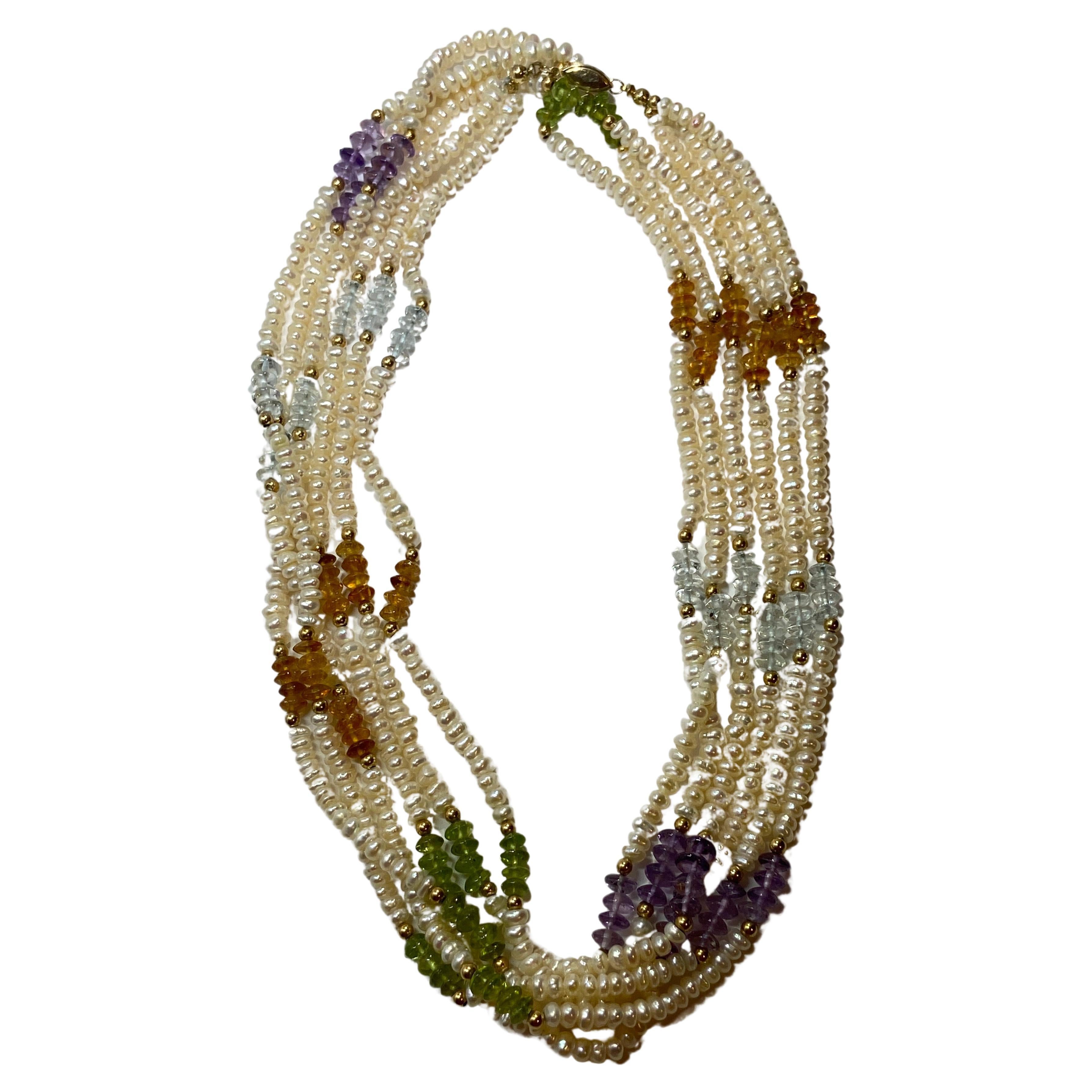 Dreireihige Perlen-Halskette mit Halbedelsteinen und Goldbeschlägen im Angebot