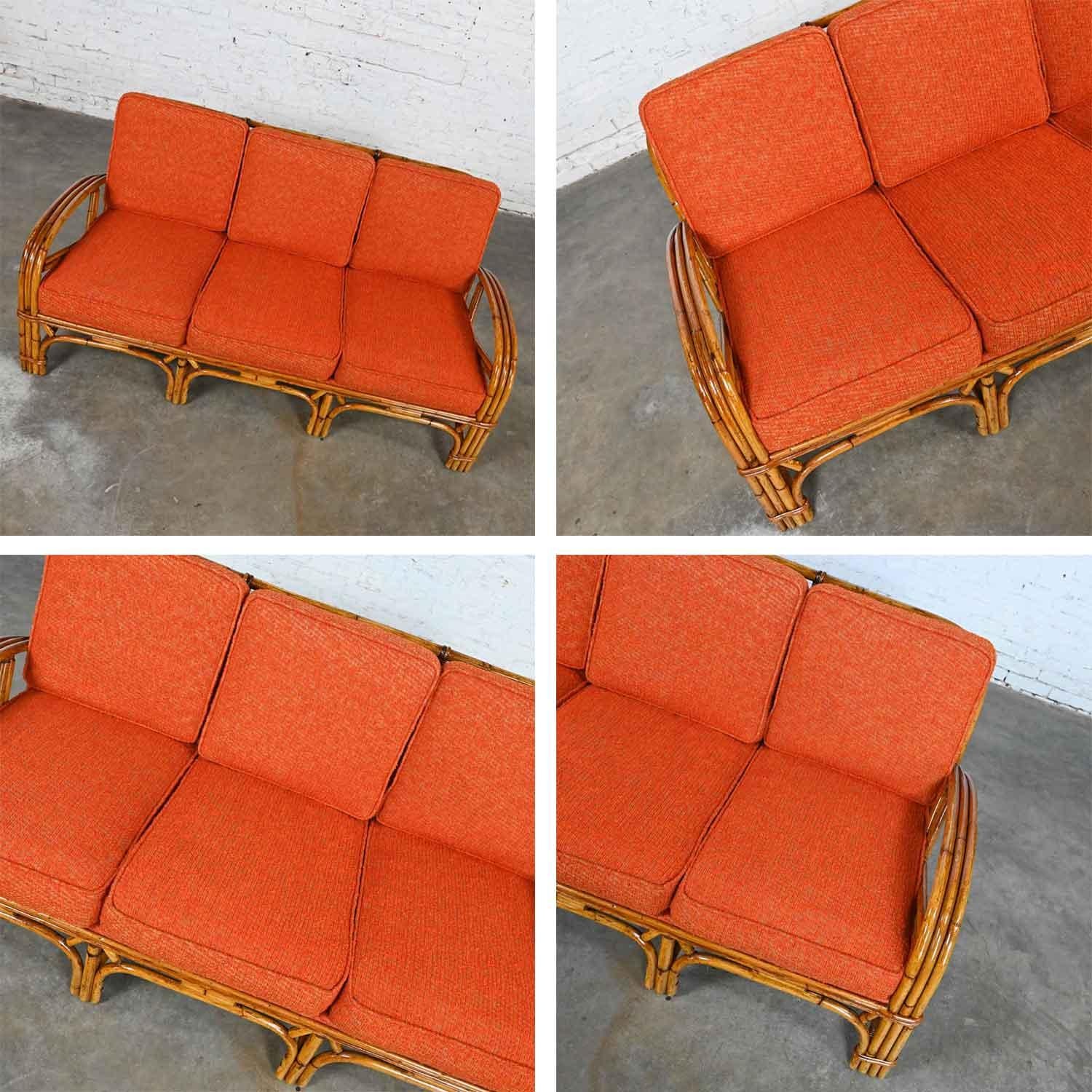 Canapé et chaise en rotin à trois brins et coussins en tissu orange style Heywood Wakefield en vente 7