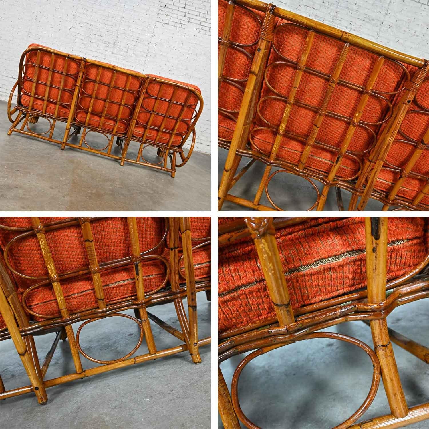 Canapé et chaise en rotin à trois brins et coussins en tissu orange style Heywood Wakefield en vente 9