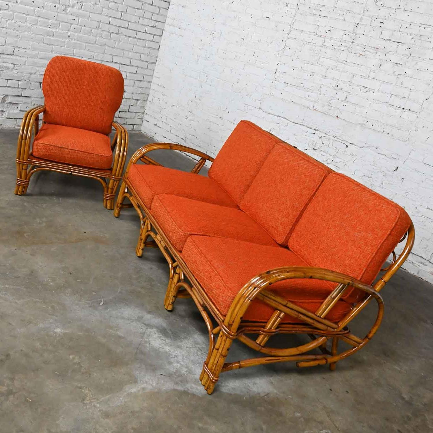 Campagne Canapé et chaise en rotin à trois brins et coussins en tissu orange style Heywood Wakefield en vente
