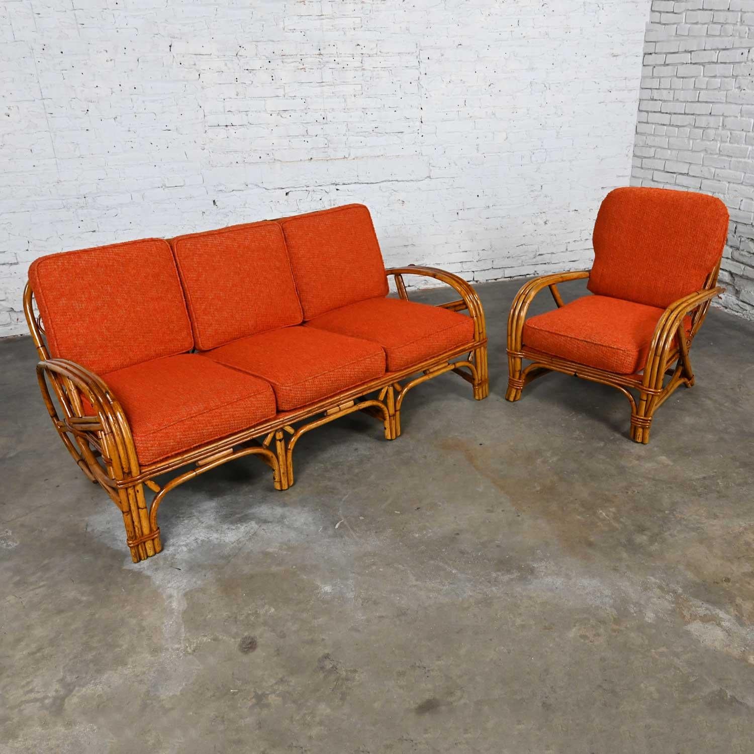 Dreireihiges Rattan-Sofa und Stuhl mit orangefarbenen Stoffkissen im Wakefield-Stil (amerikanisch) im Angebot