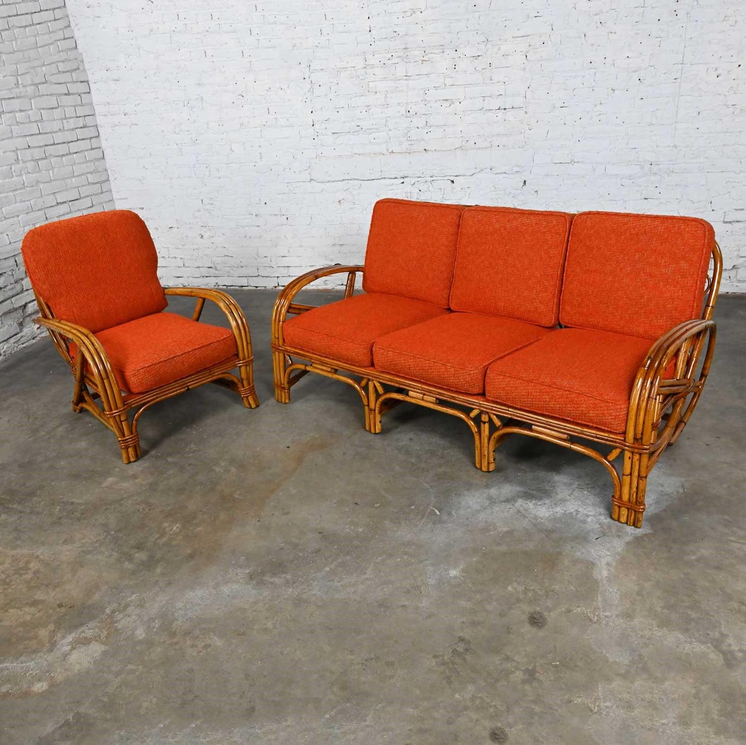 Dreireihiges Rattan-Sofa und Stuhl mit orangefarbenen Stoffkissen im Wakefield-Stil im Zustand „Gut“ im Angebot in Topeka, KS