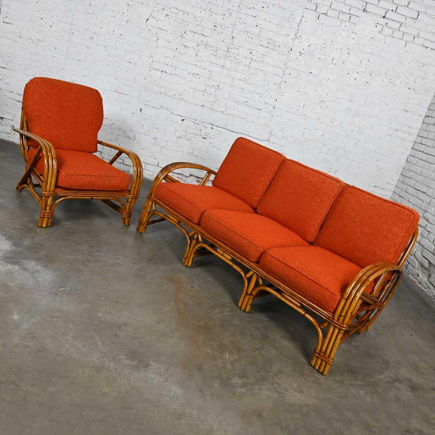 Dreireihiges Rattan-Sofa und Stuhl mit orangefarbenen Stoffkissen im Wakefield-Stil (20. Jahrhundert) im Angebot