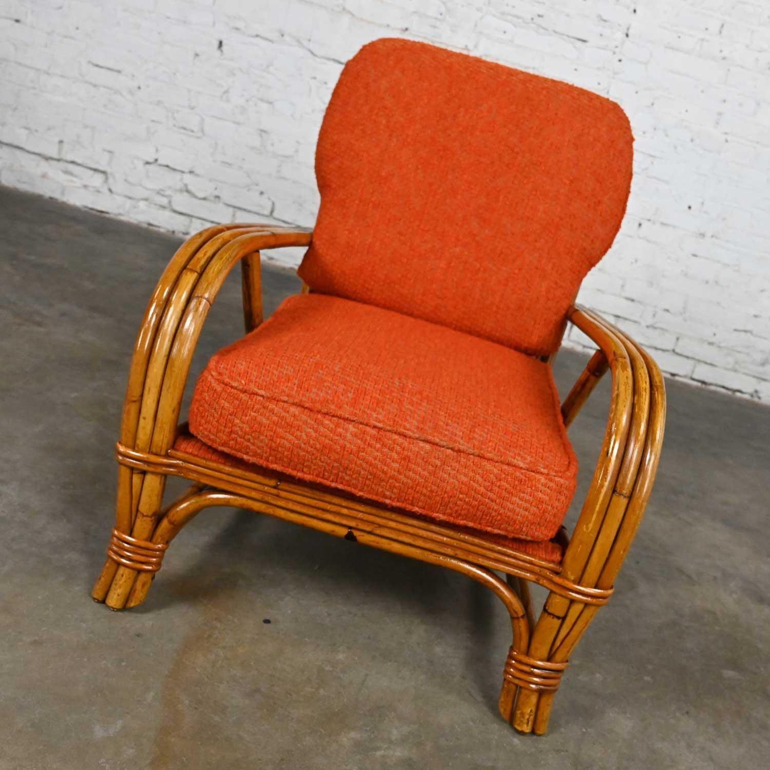 Canapé et chaise en rotin à trois brins et coussins en tissu orange style Heywood Wakefield en vente 1