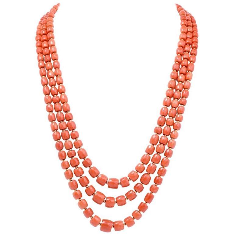 Dreireihige Halskette aus roter natürlicher Koralle und Goldperlen (Perle) im Angebot