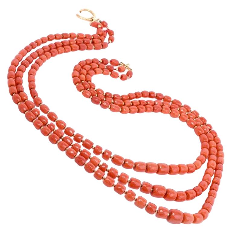 Dreireihige Halskette aus roter natürlicher Koralle und Goldperlen im Angebot