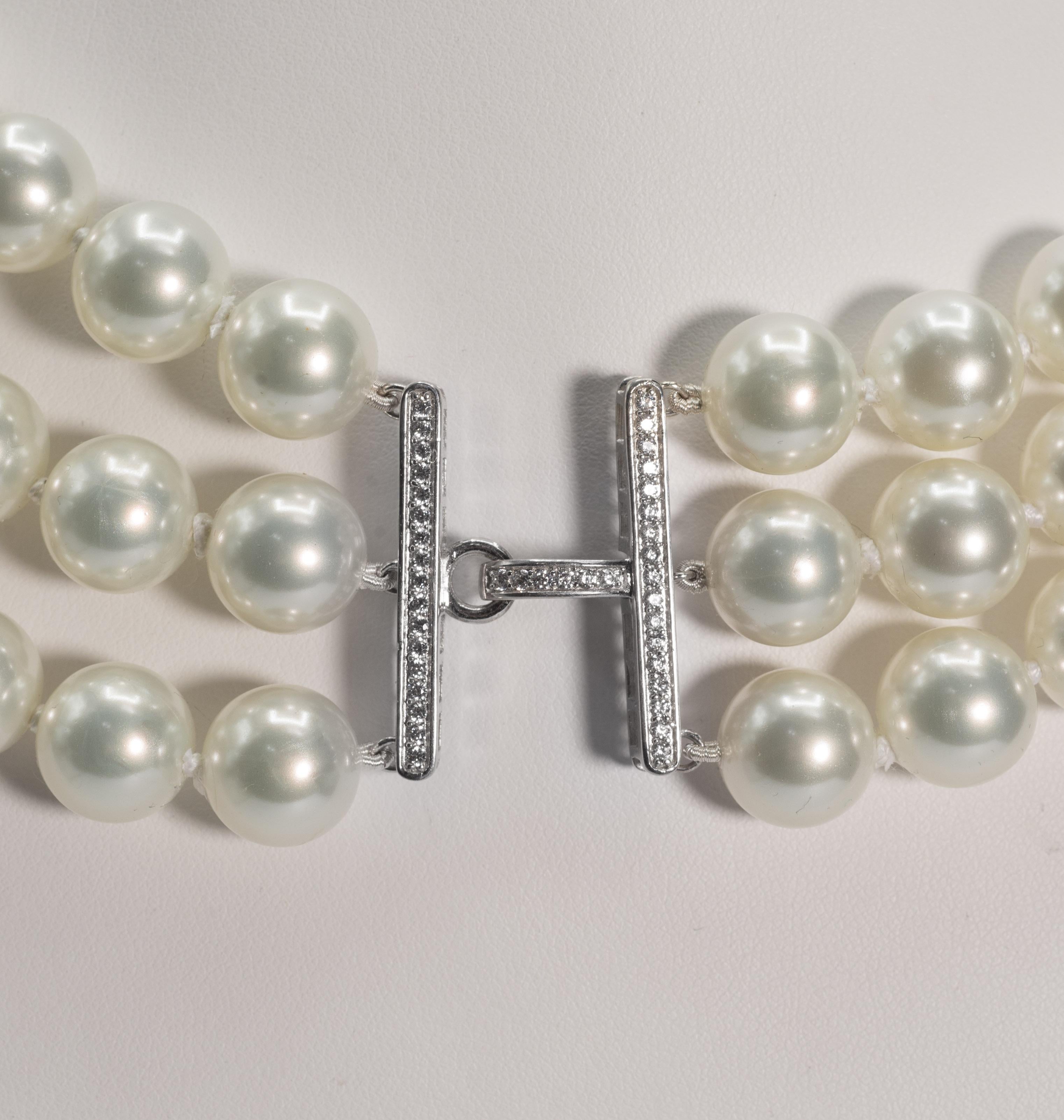 Triple Strand Shaded White To Tahitian To Black Faux Vintage Pearl Bib Necklace In New Condition In New York, NY