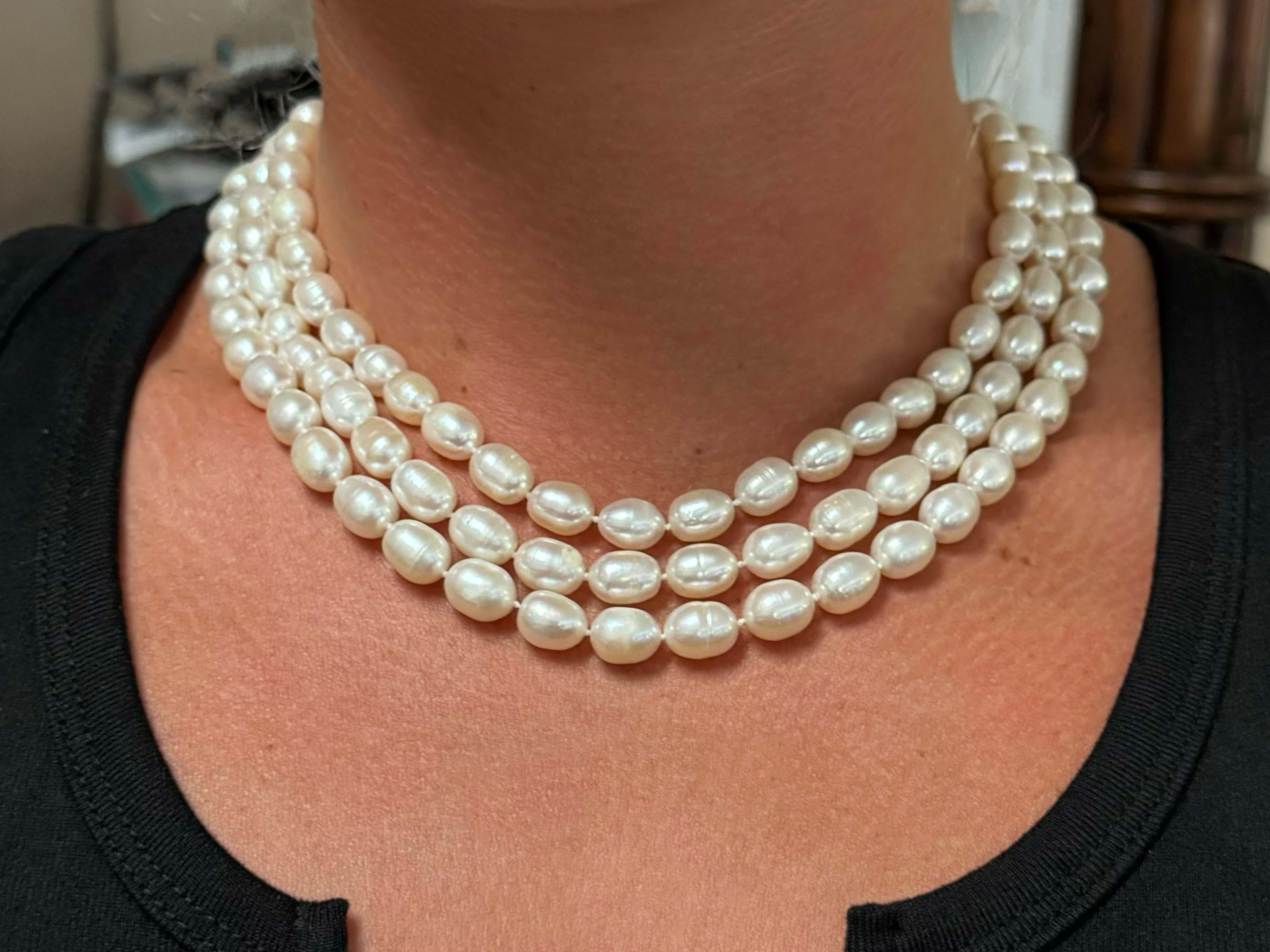 Moderne Collier de perles à trois rangs et fermoir en jade et or jaune 14 carats en vente
