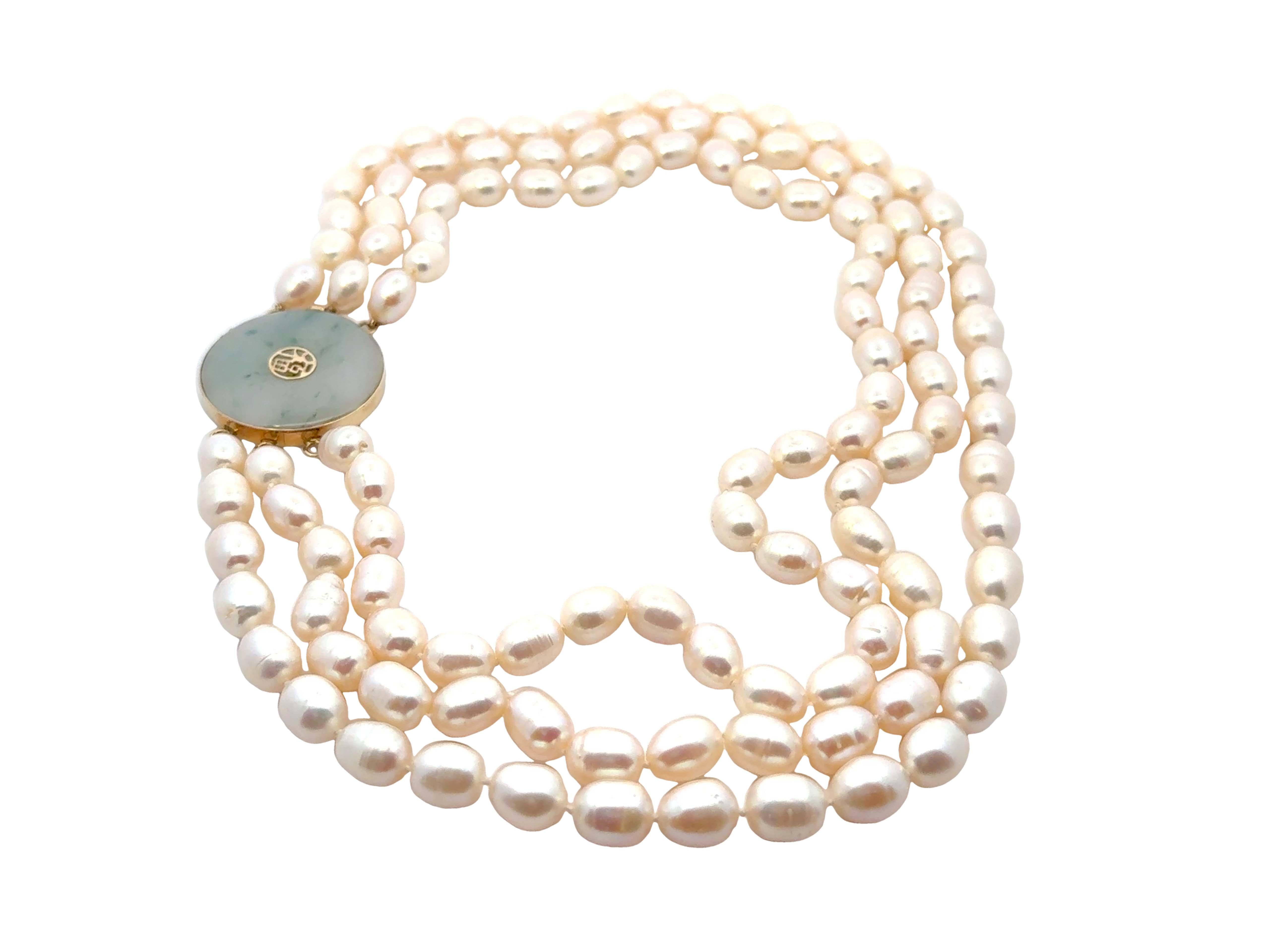 Taille ronde Collier de perles à trois rangs et fermoir en jade et or jaune 14 carats en vente
