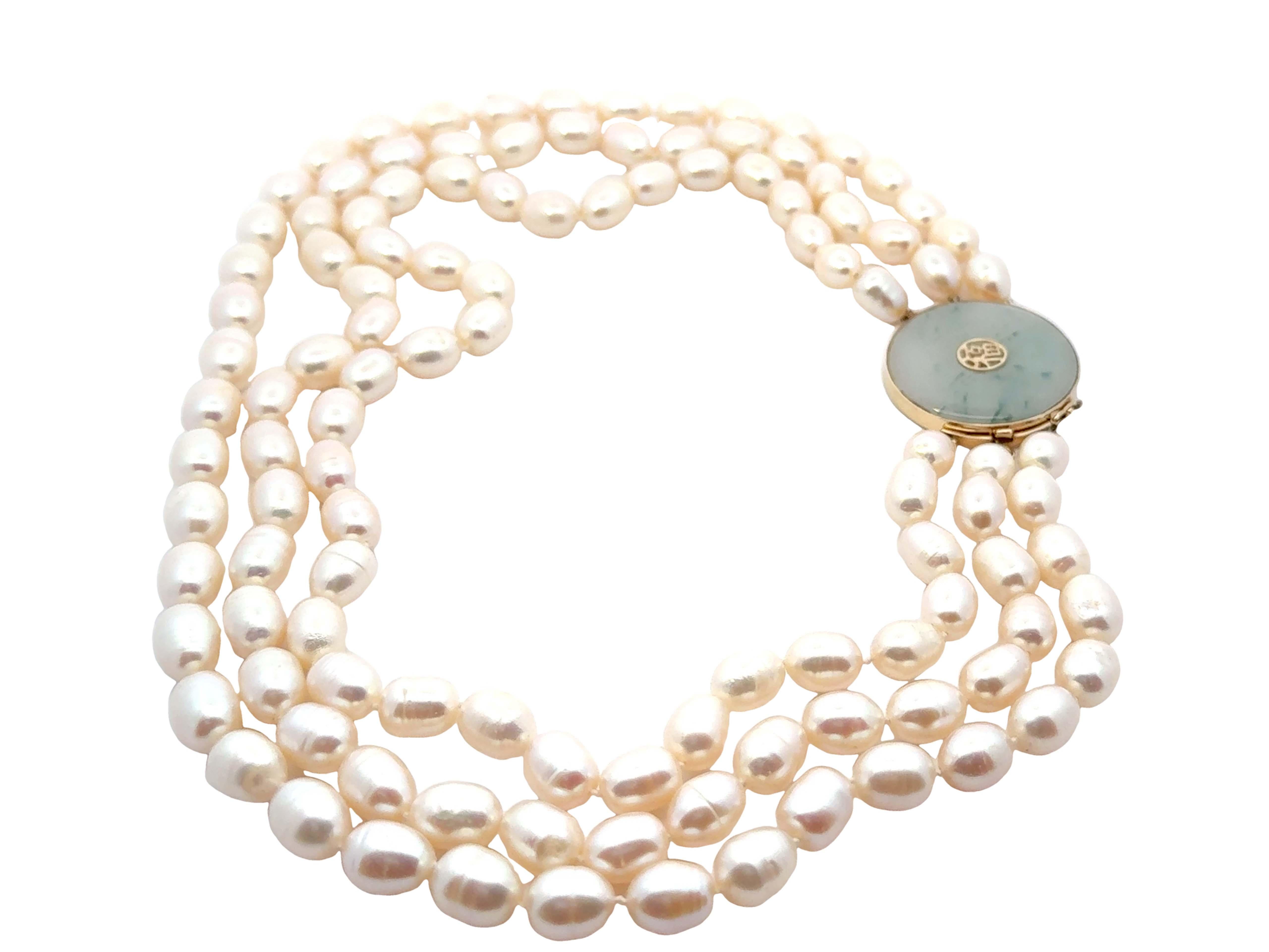 Collier de perles à trois rangs et fermoir en jade et or jaune 14 carats Excellent état - En vente à Honolulu, HI