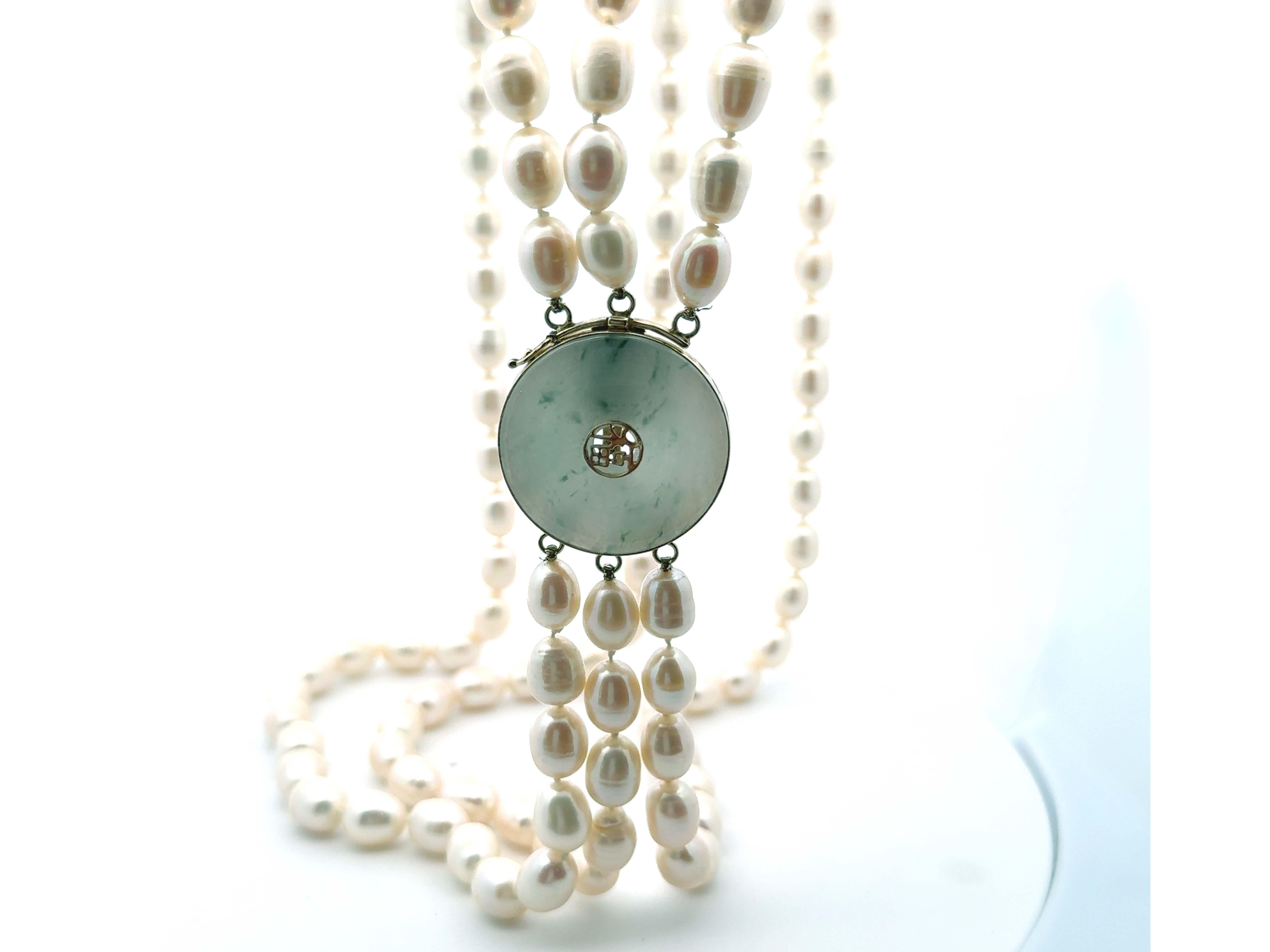 Collier de perles à trois rangs et fermoir en jade et or jaune 14 carats en vente 1
