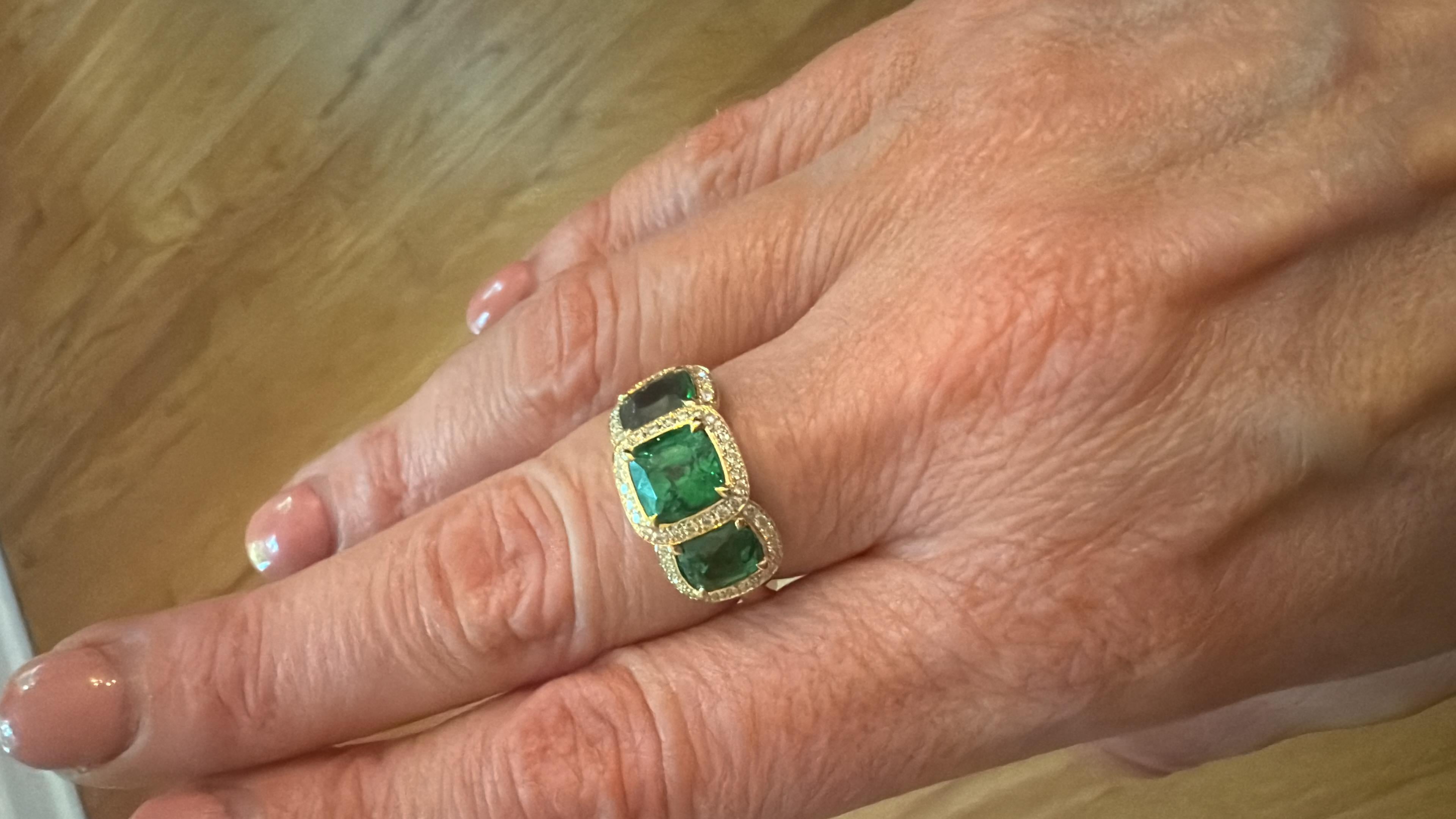 En venta: Anillo triple de tsavorita con halo de diamantes en oro de 18 quilates  10