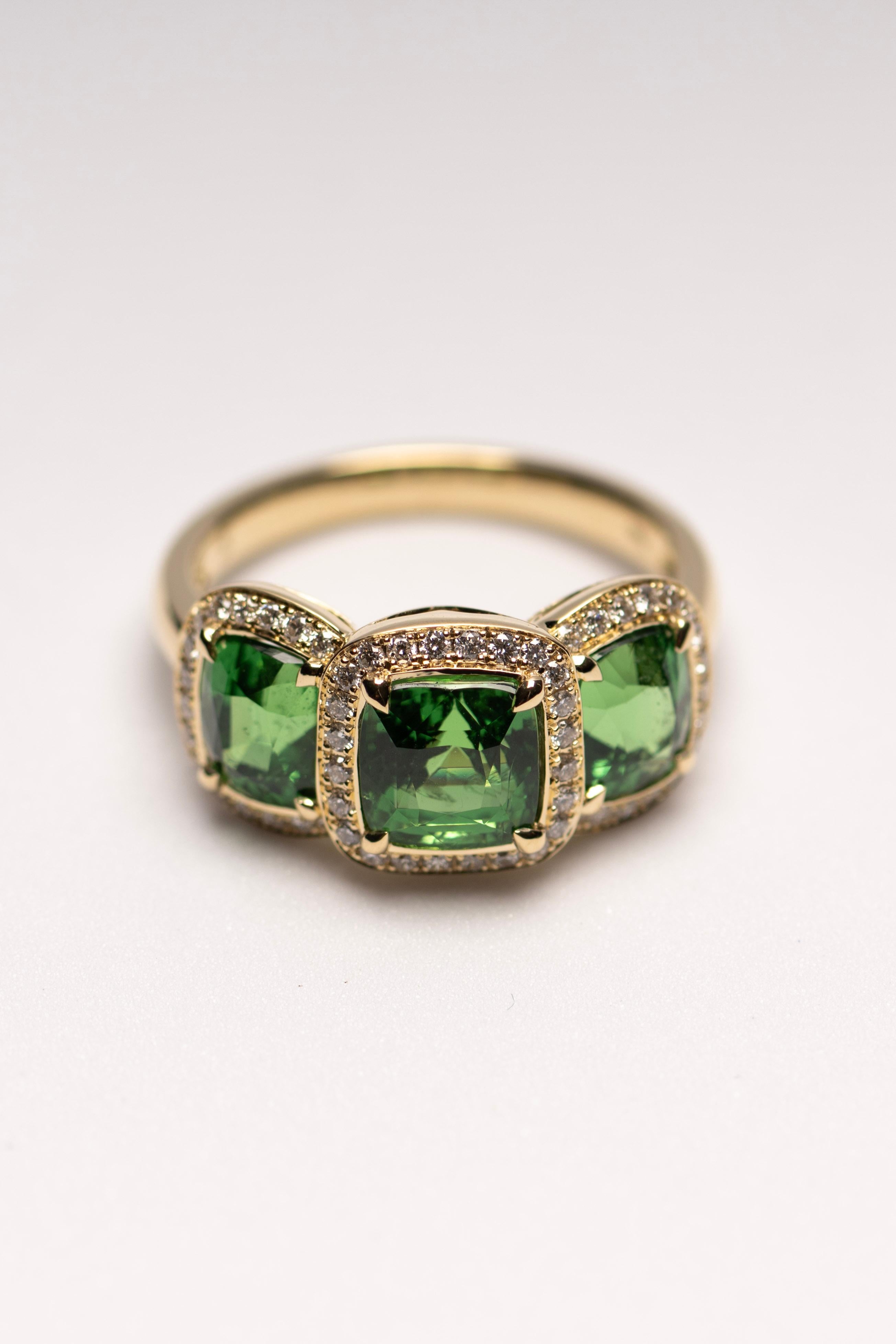 En venta: Anillo triple de tsavorita con halo de diamantes en oro de 18 quilates  2