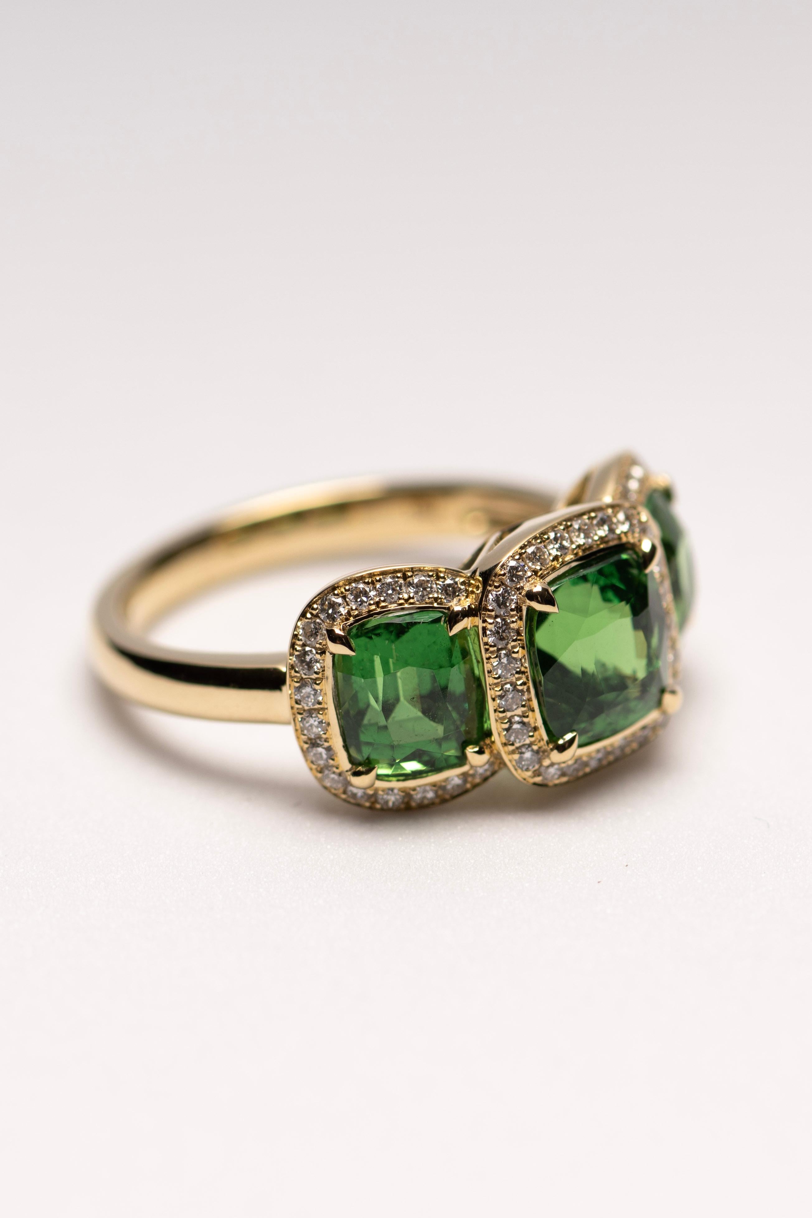 En venta: Anillo triple de tsavorita con halo de diamantes en oro de 18 quilates  3