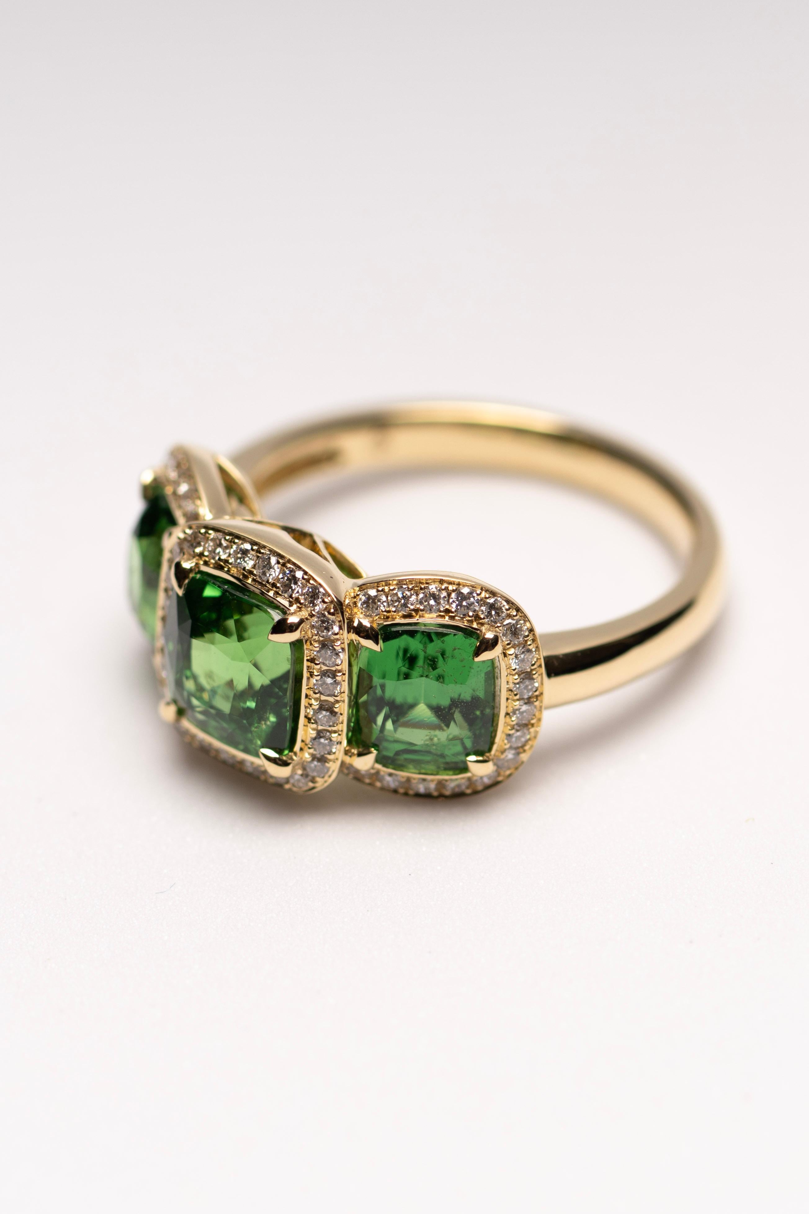 En venta: Anillo triple de tsavorita con halo de diamantes en oro de 18 quilates  4