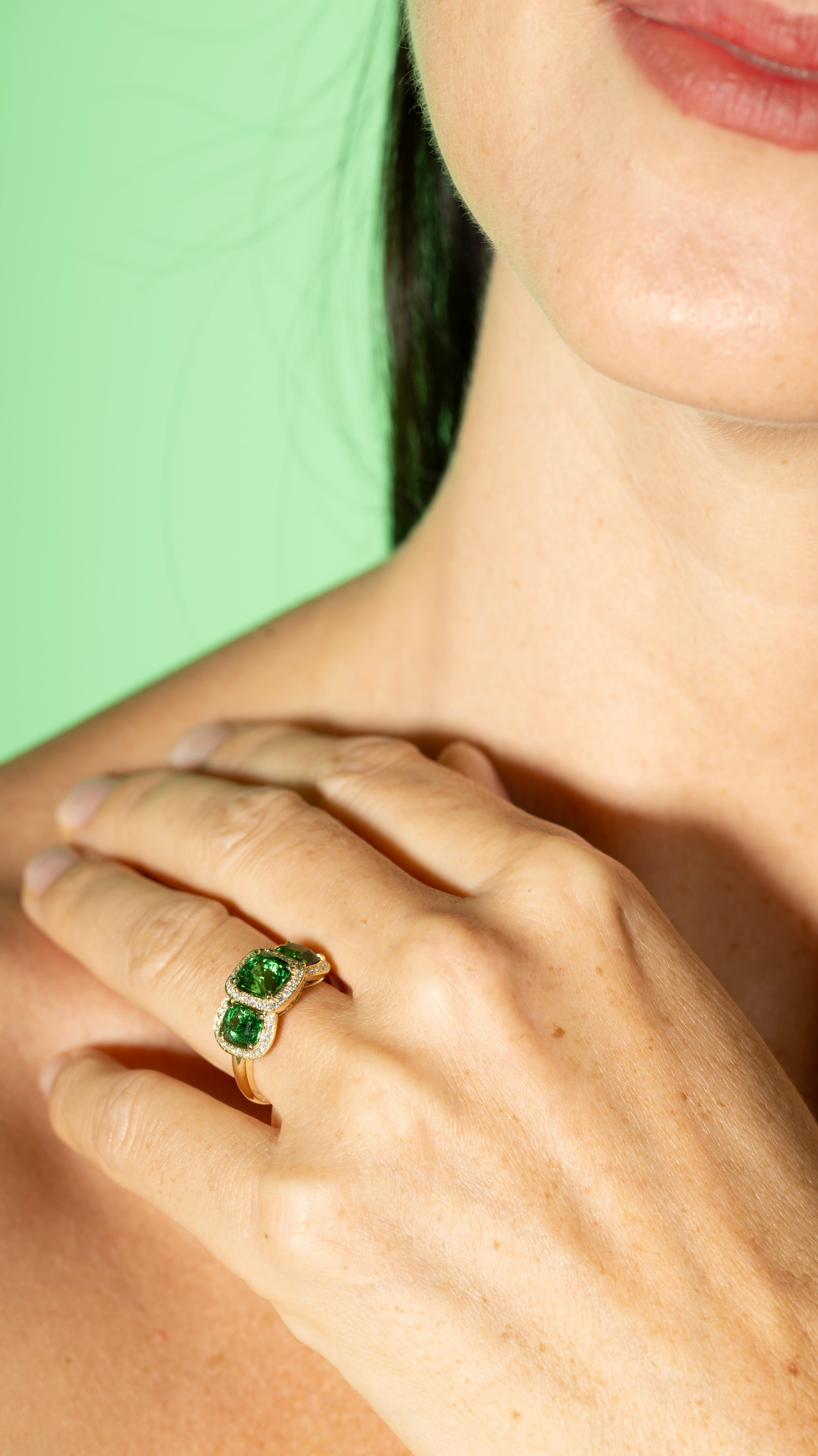 En venta: Anillo triple de tsavorita con halo de diamantes en oro de 18 quilates  5
