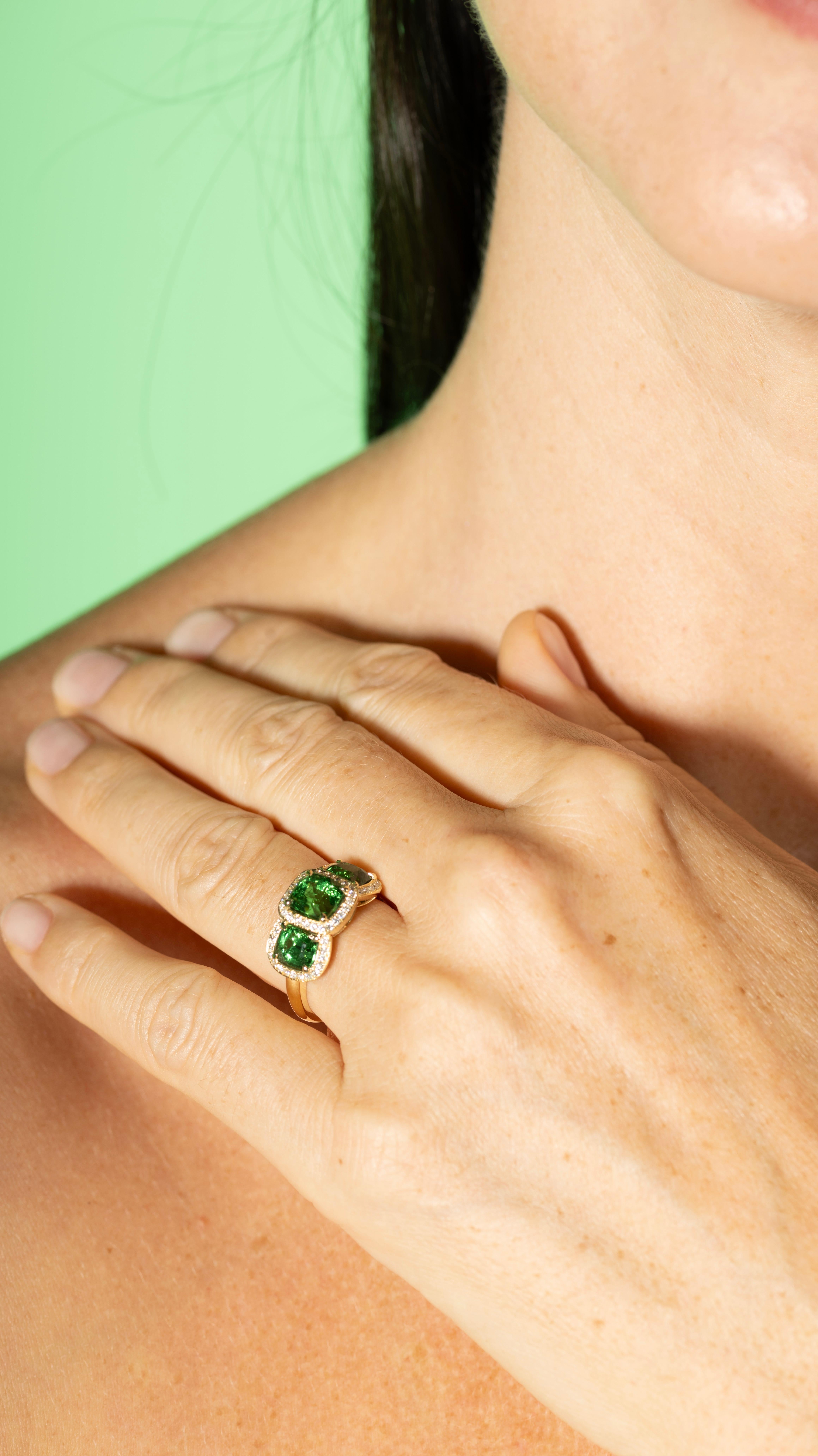 En venta: Anillo triple de tsavorita con halo de diamantes en oro de 18 quilates  6