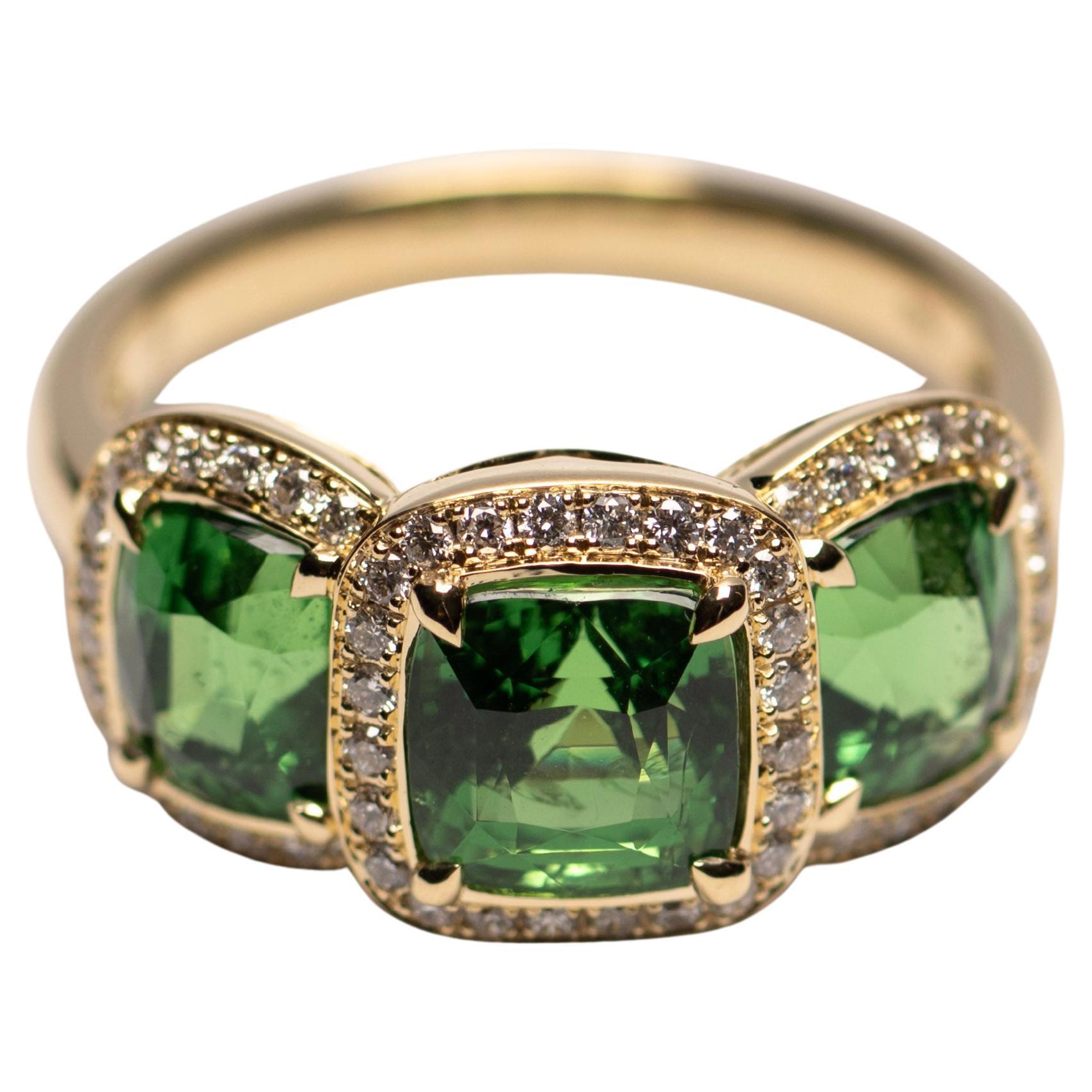 En venta: Anillo triple de tsavorita con halo de diamantes en oro de 18 quilates
