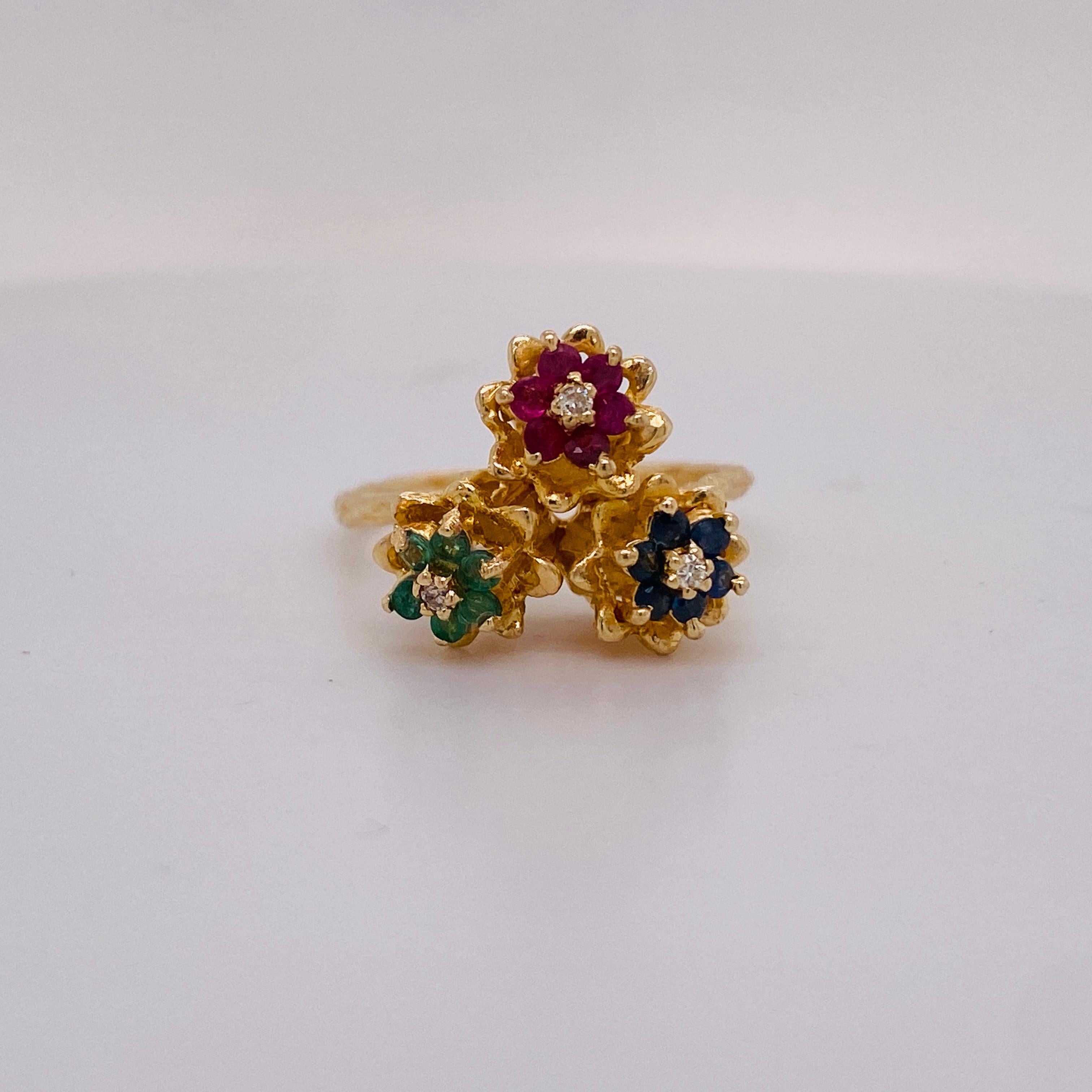 Dreifacher Tulpenring Rubine Saphire Smaragde & Diamanten Cluster in 14K Gold (Revival) im Angebot