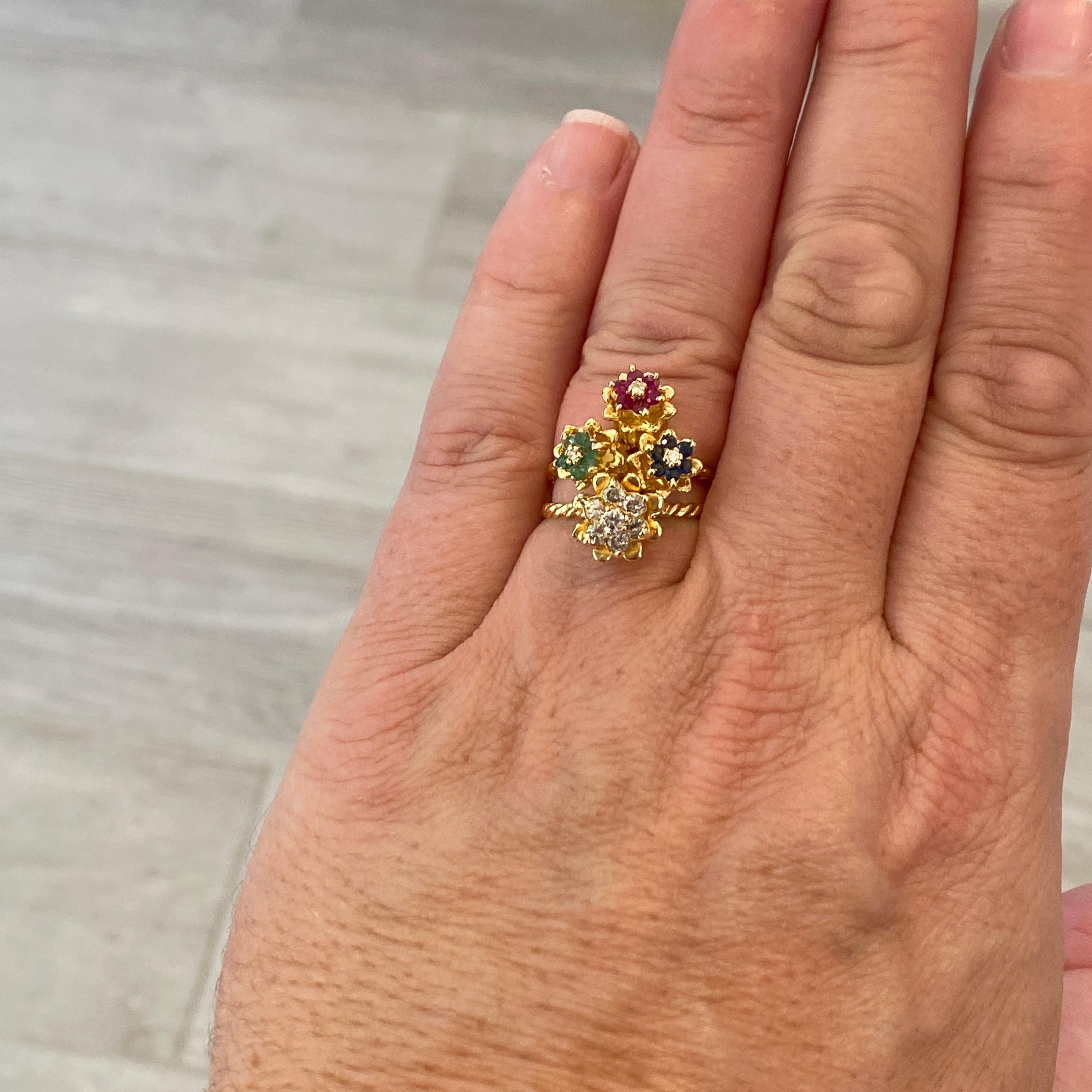 Dreifacher Tulpenring Rubine Saphire Smaragde & Diamanten Cluster in 14K Gold im Angebot 1