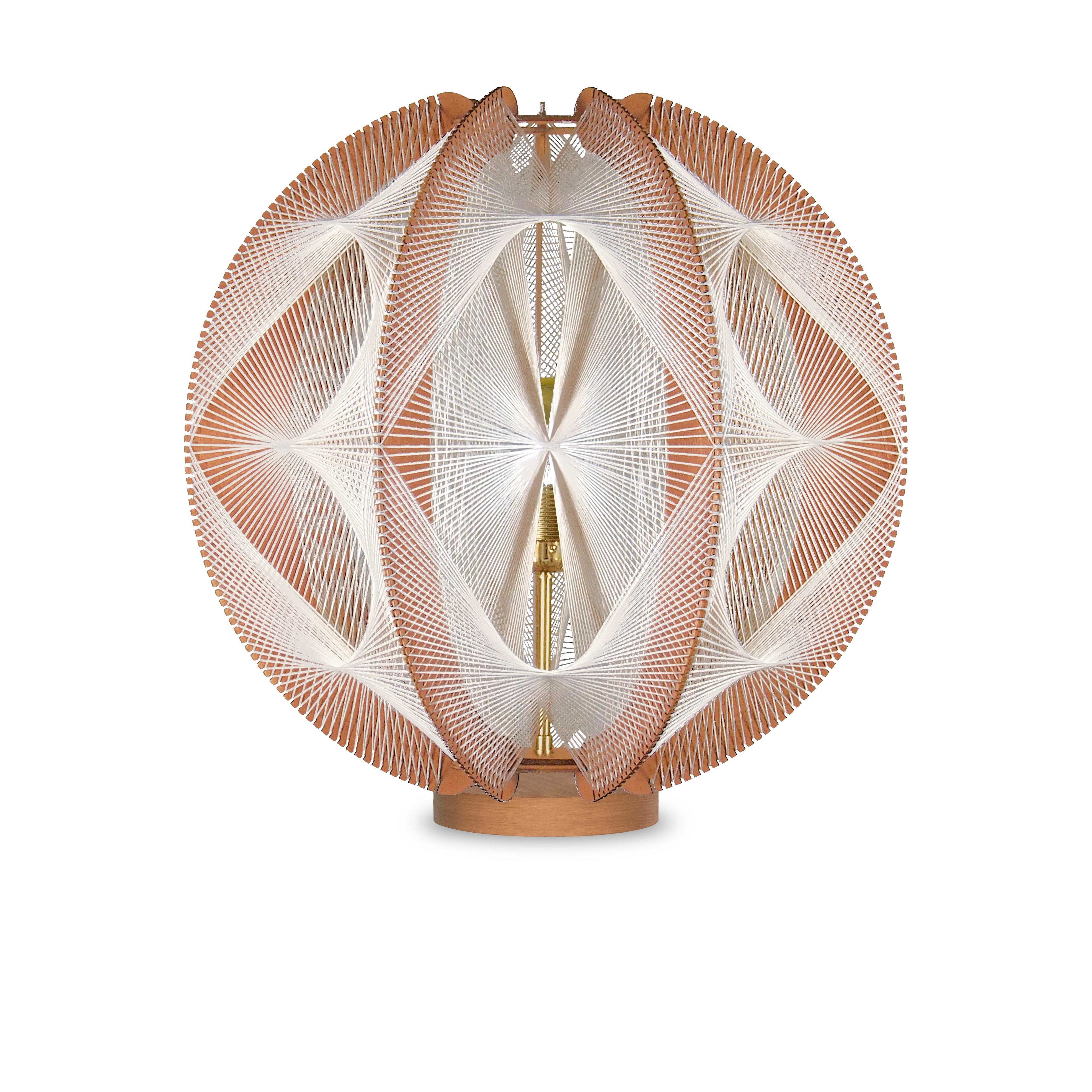 Lampe de table Astrofi à triple torsion par LAFABLIGHT
Dimensions : D 49 x H 50 cm
MATERIAL : Structure en bois tissée avec du coton écru, câble textile avec métal, rosace en bois.

LAFABLIGHT est née de la rencontre entre deux passionnés de design