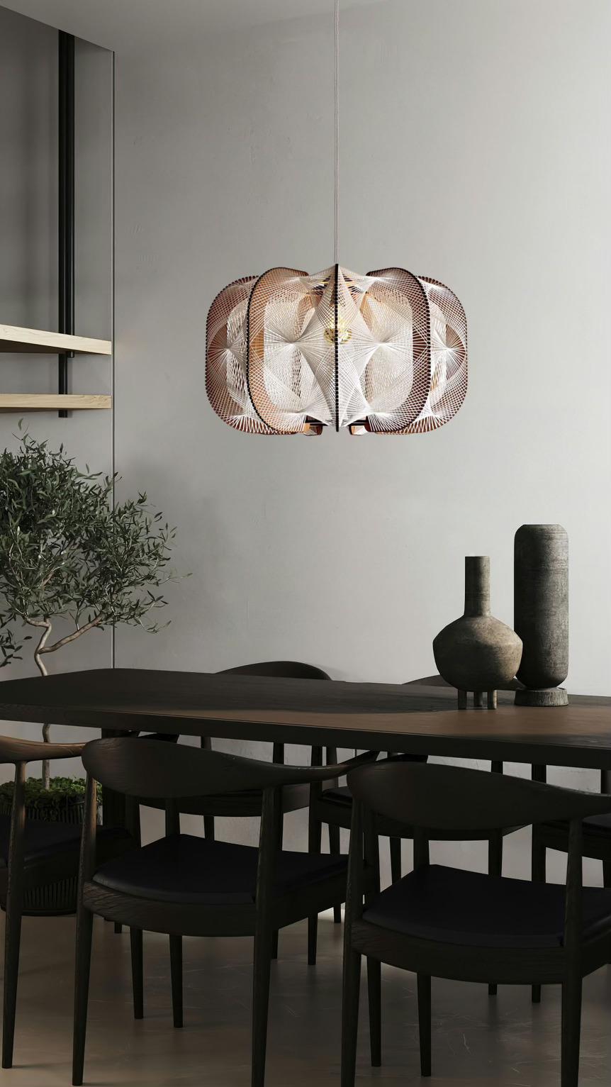 Lampada a sospensione Drumjee a tripla torsione di LAFABLIGHT
Dimensioni: D. 50 x H. 30 cm
Materiali: Struttura in Wood intrecciata con cotone ecru, cavo tessile con rosetta in metallo/legno.

LAFABLIGHT nasce dall'incontro di due appassionati di