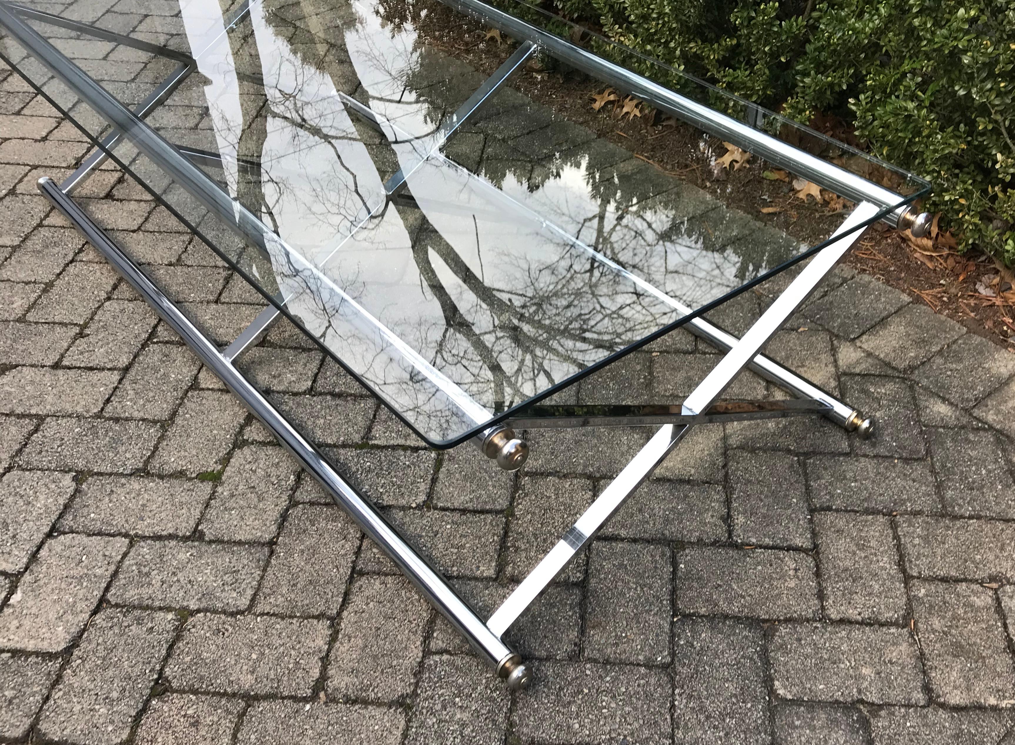 Mid-Century Modern Table basse du milieu du siècle en chrome et verre, base en forme de X, style Maison Jansen en vente