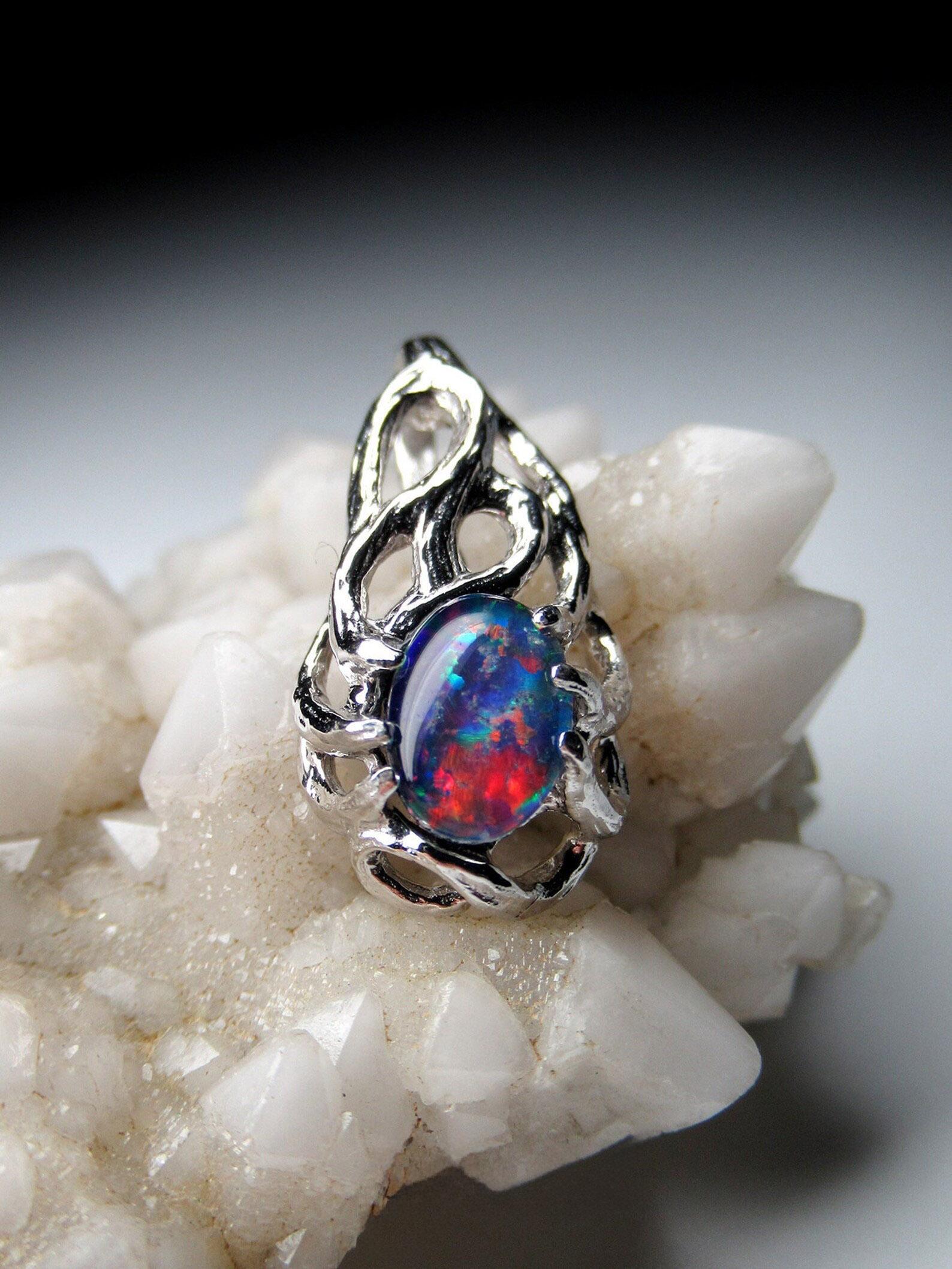 Ciondolo in argento con opale triplo naturale 
origine dell'opale - Australia
Misure dell'opale - 0,079 x 0,2 x 0,28 in / 2 x 5 x 7 mm
Peso dell'opale - 0,65 carati
lunghezza del ciondolo - 0,83 in / 21 mm
Peso del ciondolo: 1.41 grammi