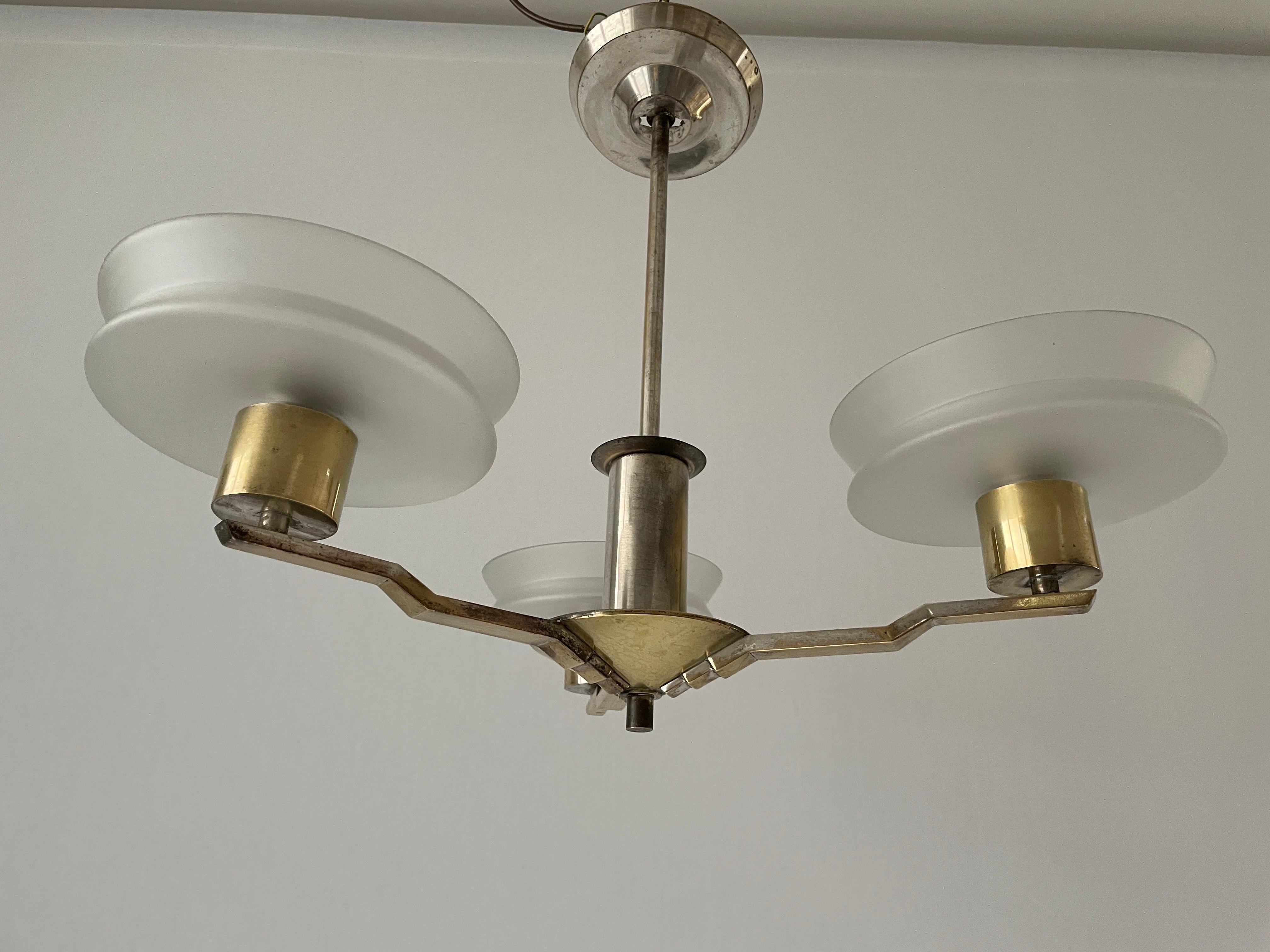 Lampada a sospensione Art Deco con paralume triplo in vetro e ottone, anni '40, Germania In condizioni buone in vendita a Hagenbach, DE