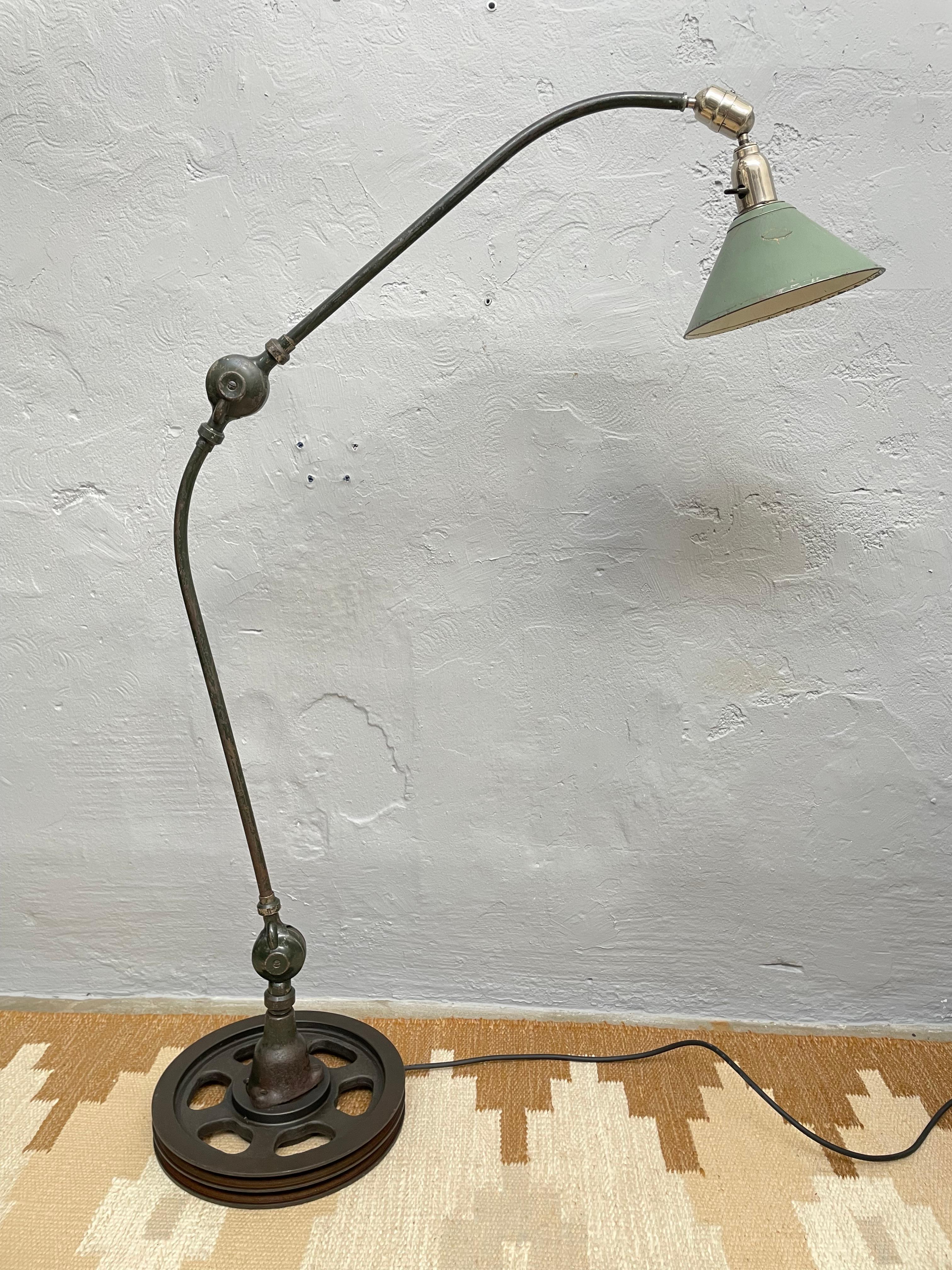 Lámpara industrial Triplex Diseñada por Johan Petter Johanson en la década de 1930 en venta 4