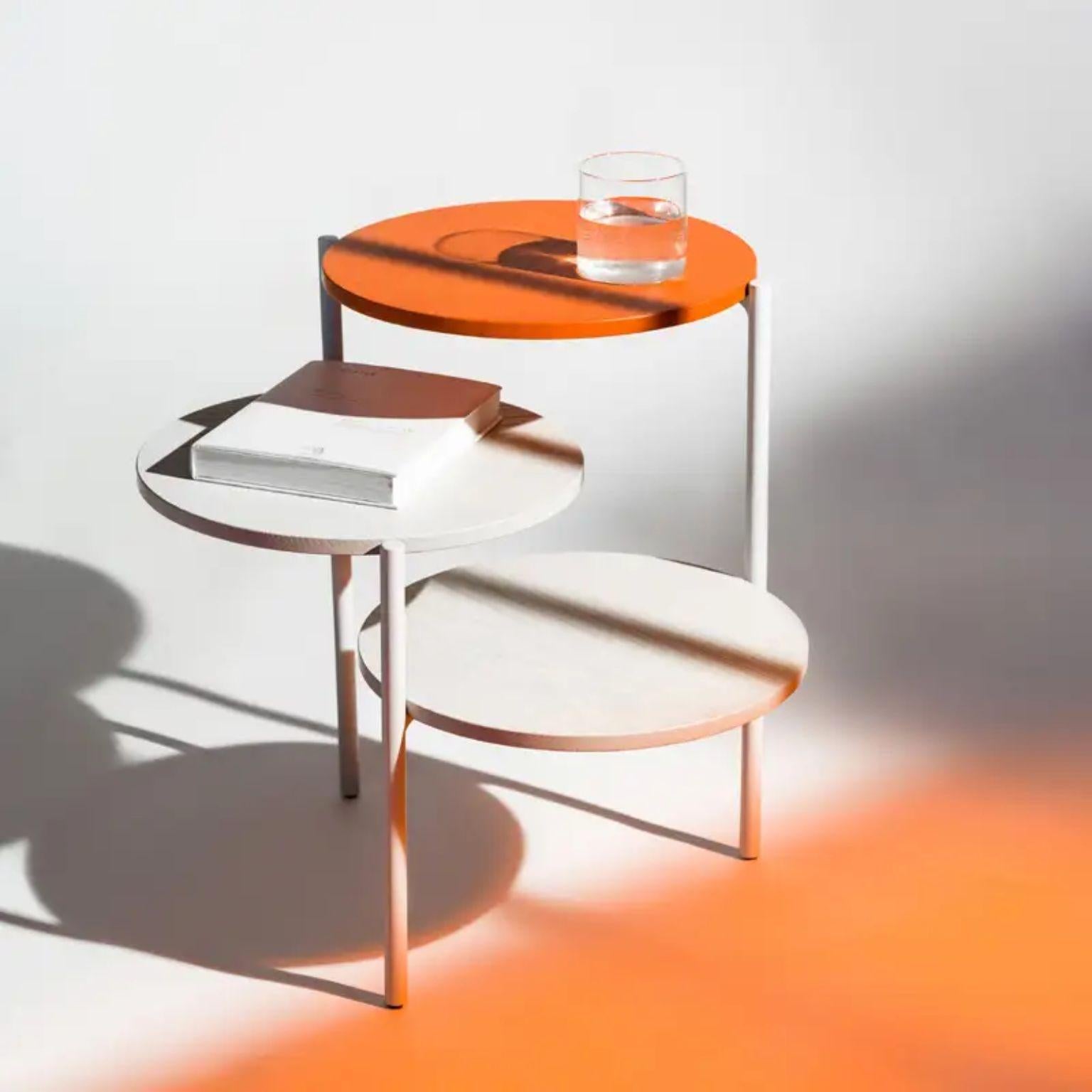 Triplo White and orange coffee table by Mason Editions
Designed by Martina Bartoli.
Dimensions: Ø 54 cm x H 52.5 cm.
Materials: Ash solid wood and metal.

Available in different colors and finishes. 

A design based on the concept of