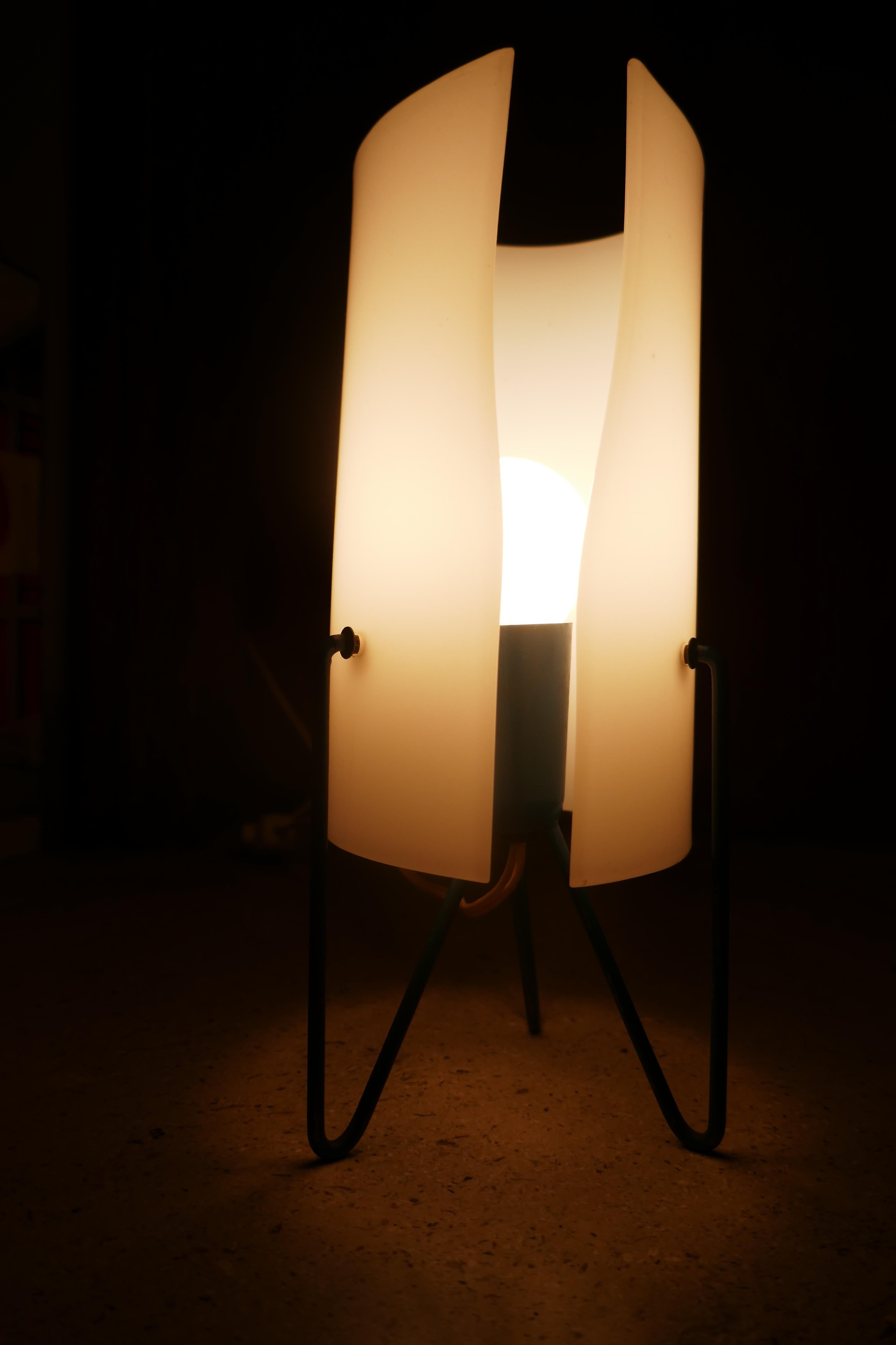 Tripod and methacrylate table lamp attributed to a Stilnovo production For Sale 3