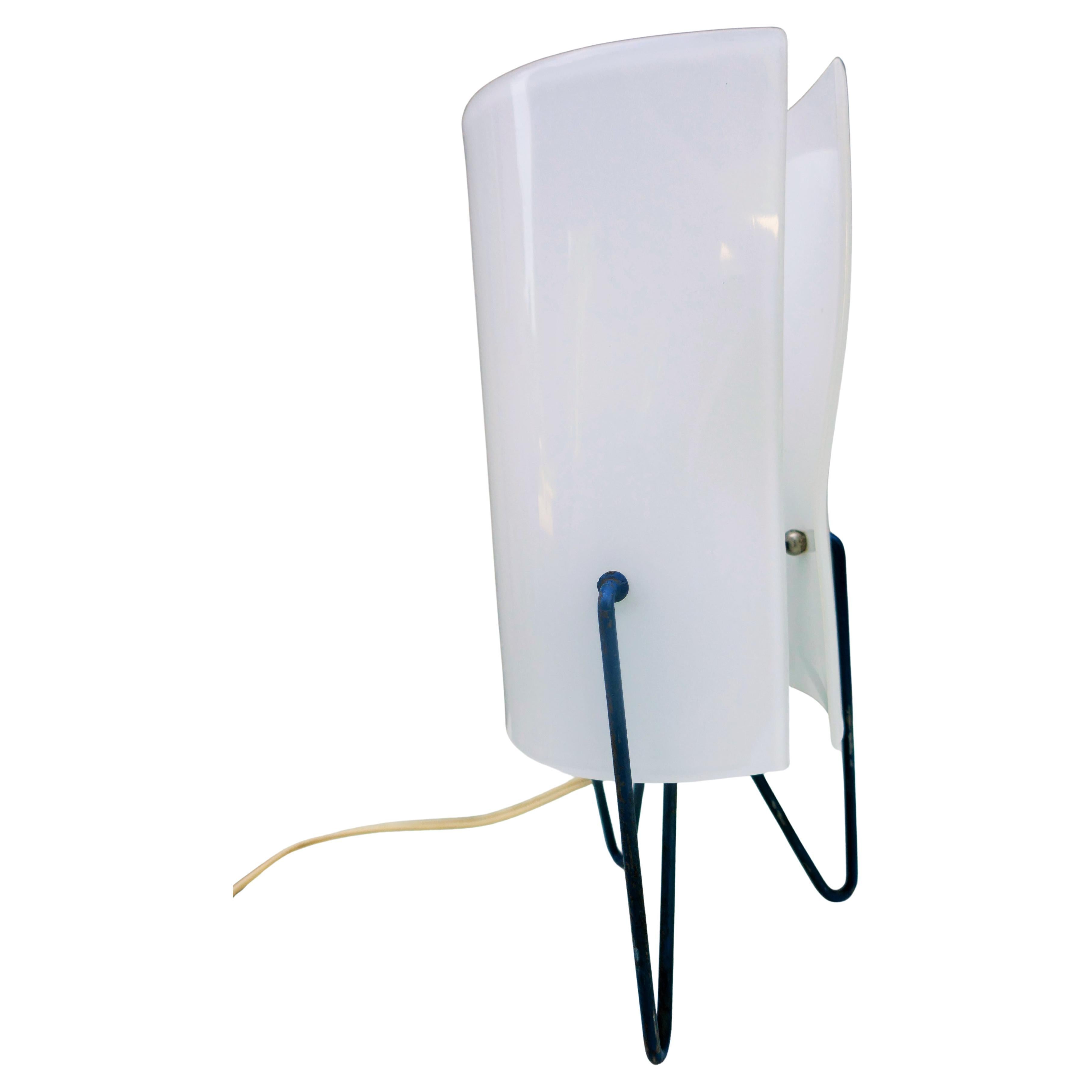 Mid-Century Modern Tripod and methacrylate table lamp attributed to a Stilnovo production For Sale