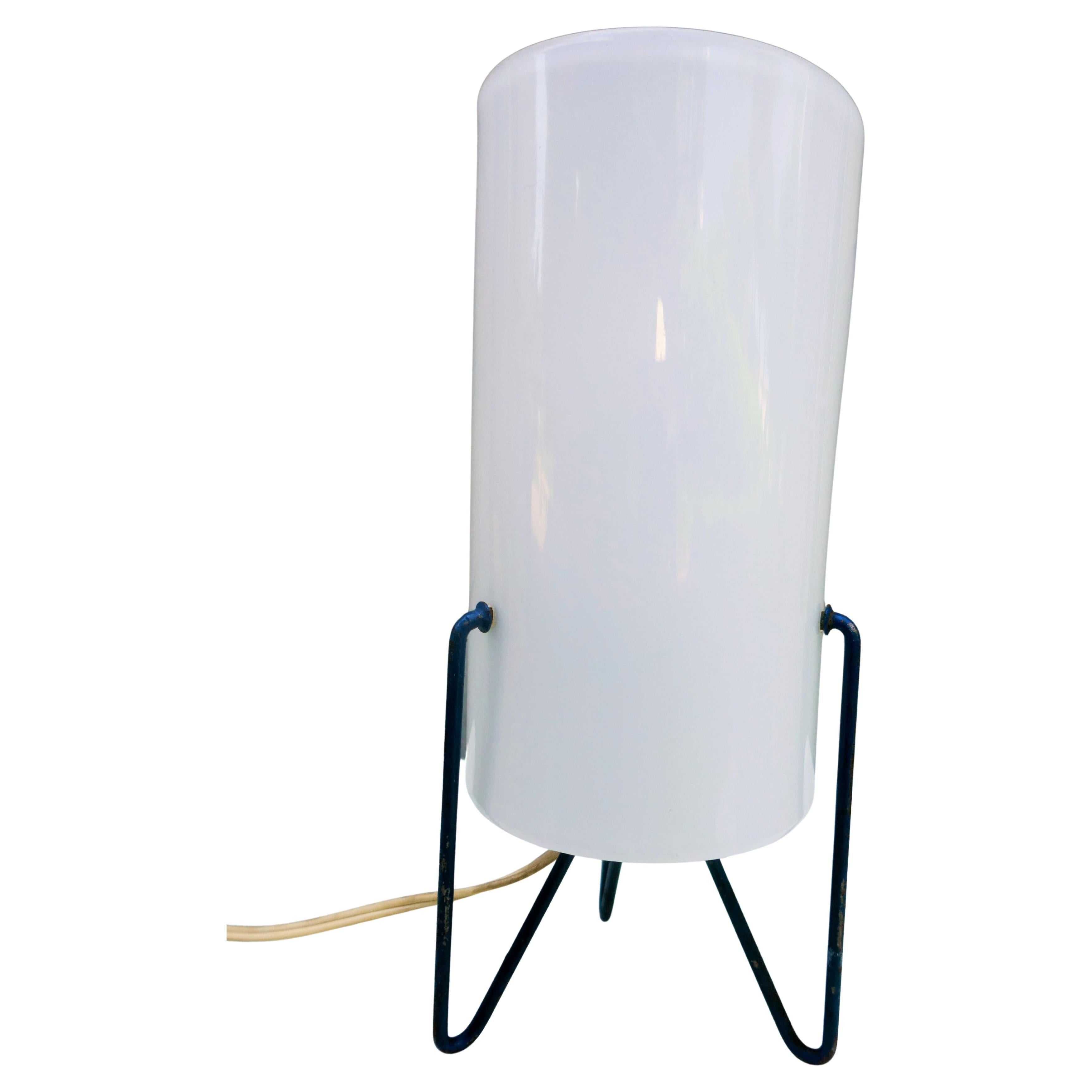 Tripod and methacrylate table lamp attributed to a Stilnovo production In Good Condition For Sale In Lugo, IT