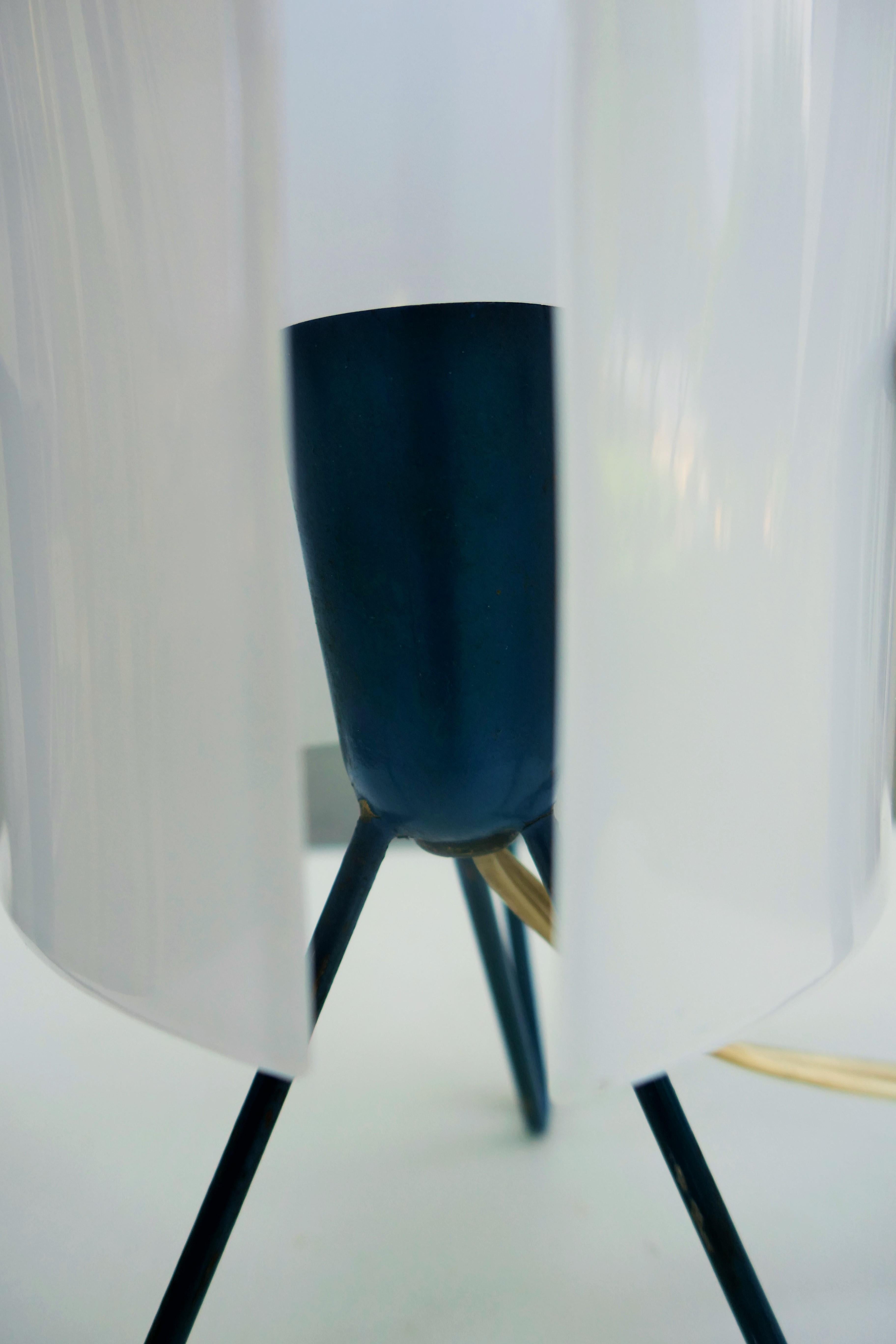 Mid-20th Century Tripod and methacrylate table lamp attributed to a Stilnovo production For Sale