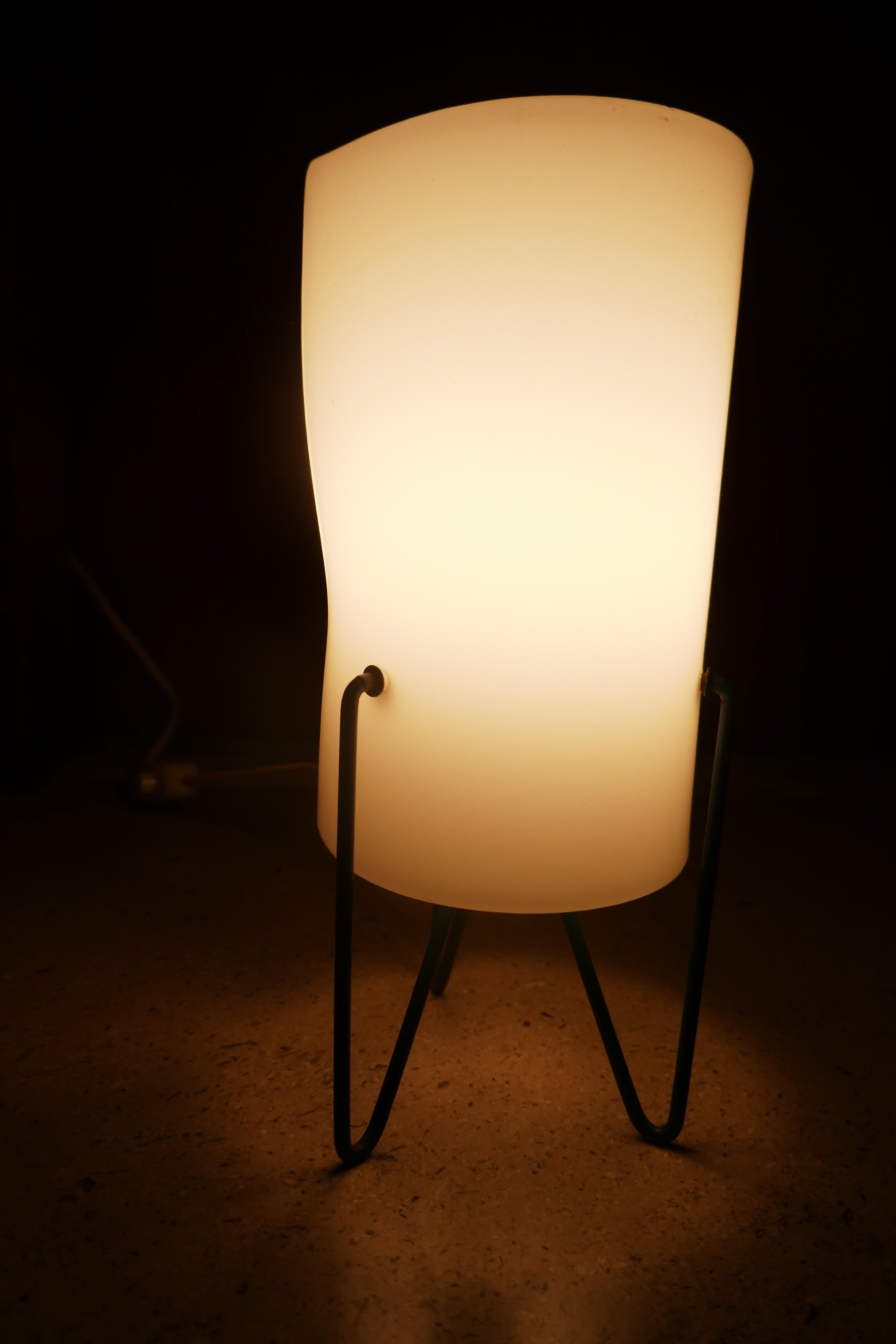 Tripod and methacrylate table lamp attributed to a Stilnovo production For Sale 1