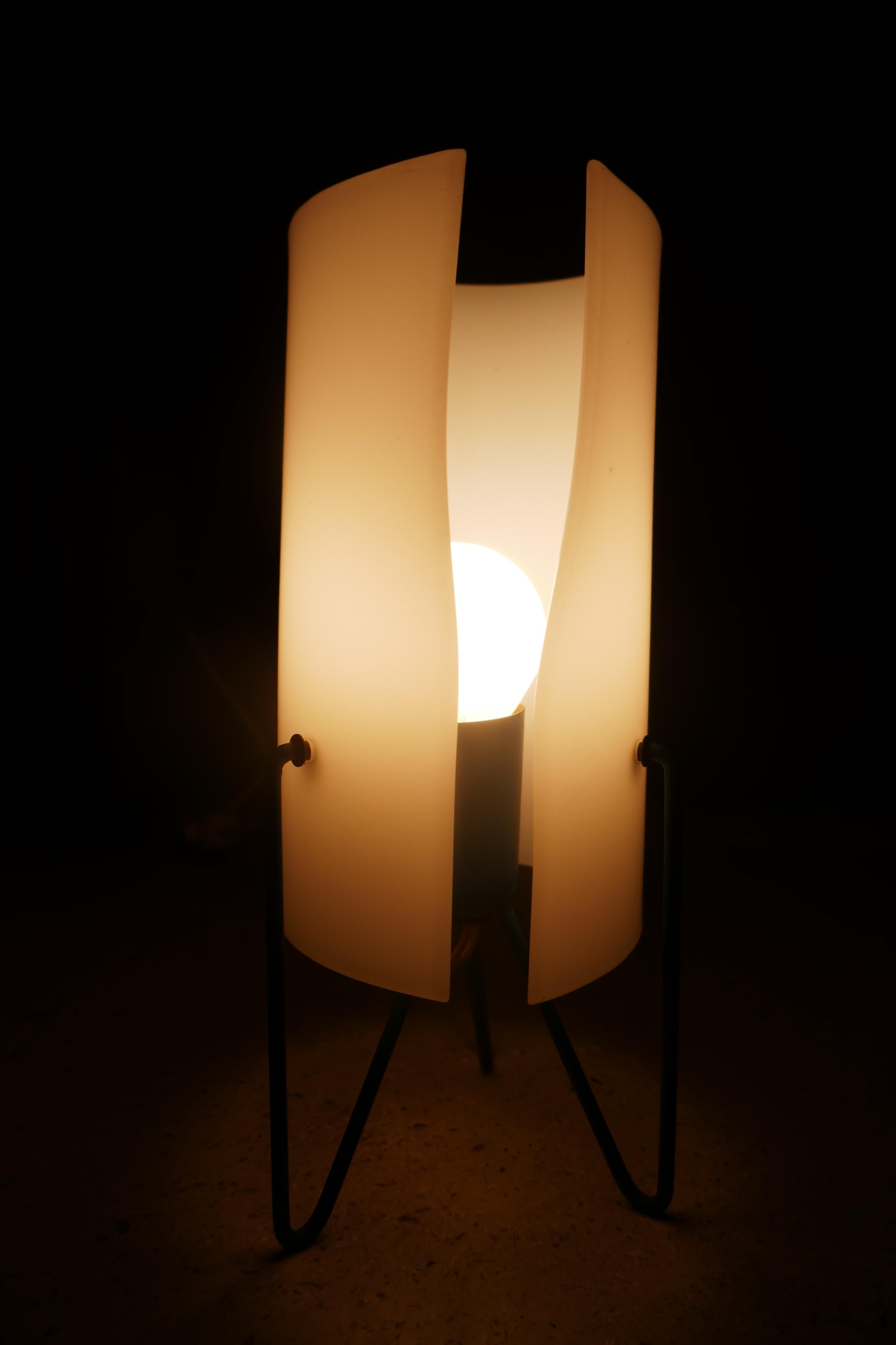 Tripod and methacrylate table lamp attributed to a Stilnovo production For Sale 2
